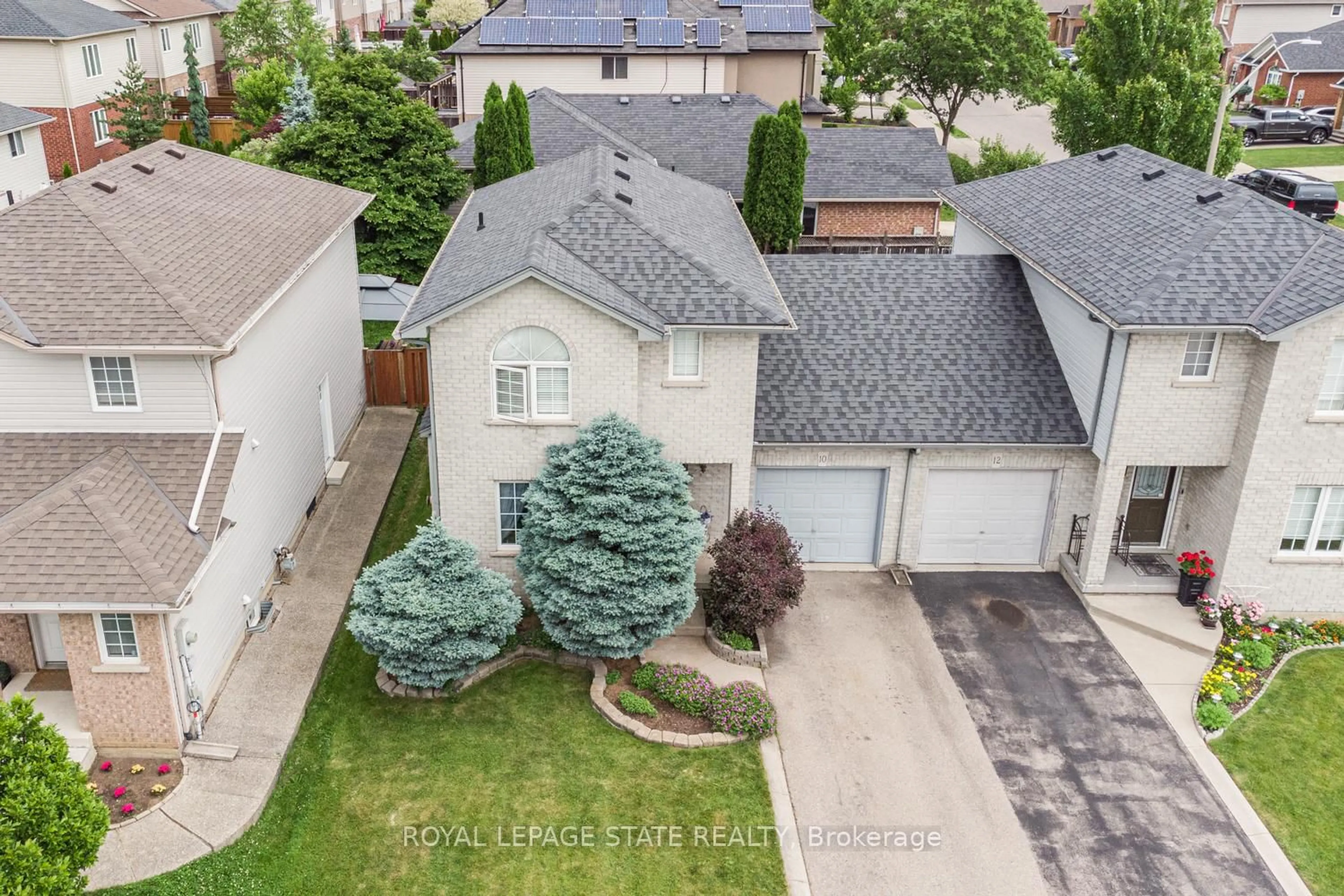 A pic from outside/outdoor area/front of a property/back of a property/a pic from drone, street for 10 Richview Dr, Hamilton Ontario L9B 2V5