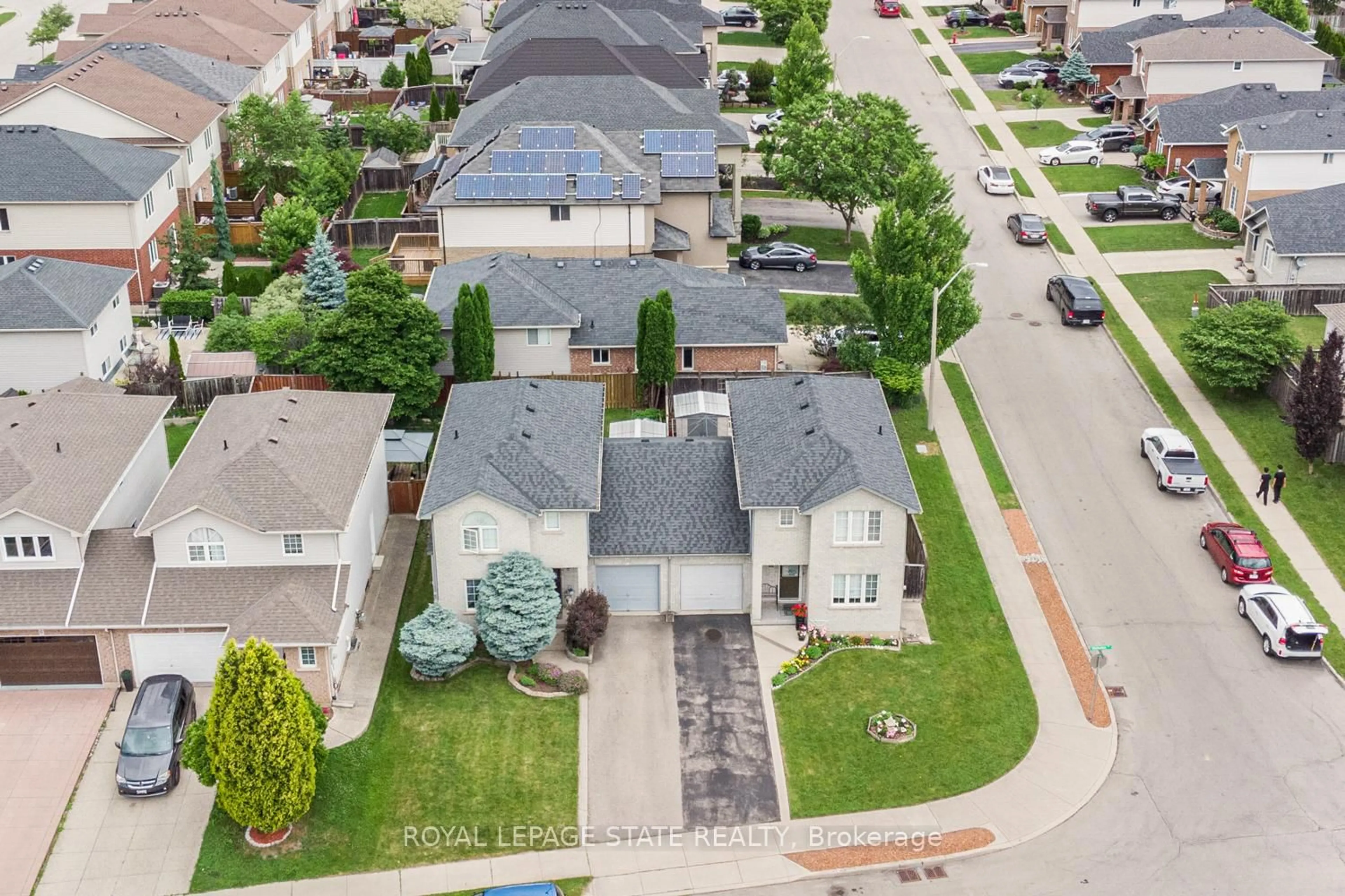 A pic from outside/outdoor area/front of a property/back of a property/a pic from drone, street for 10 Richview Dr, Hamilton Ontario L9B 2V5