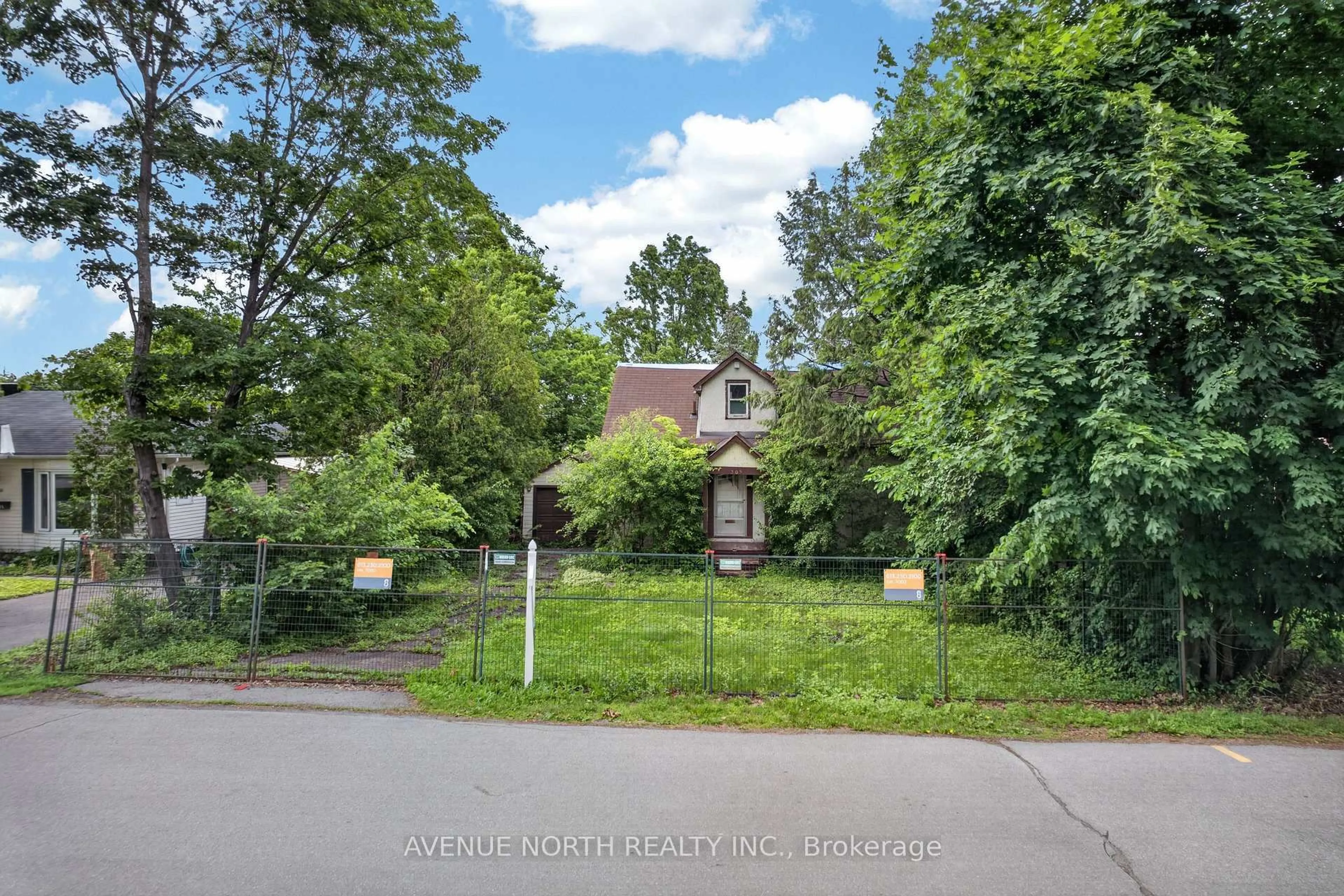 A pic from outside/outdoor area/front of a property/back of a property/a pic from drone, street for 305 Mountbatten Ave, Ottawa Ontario K1H 5W2