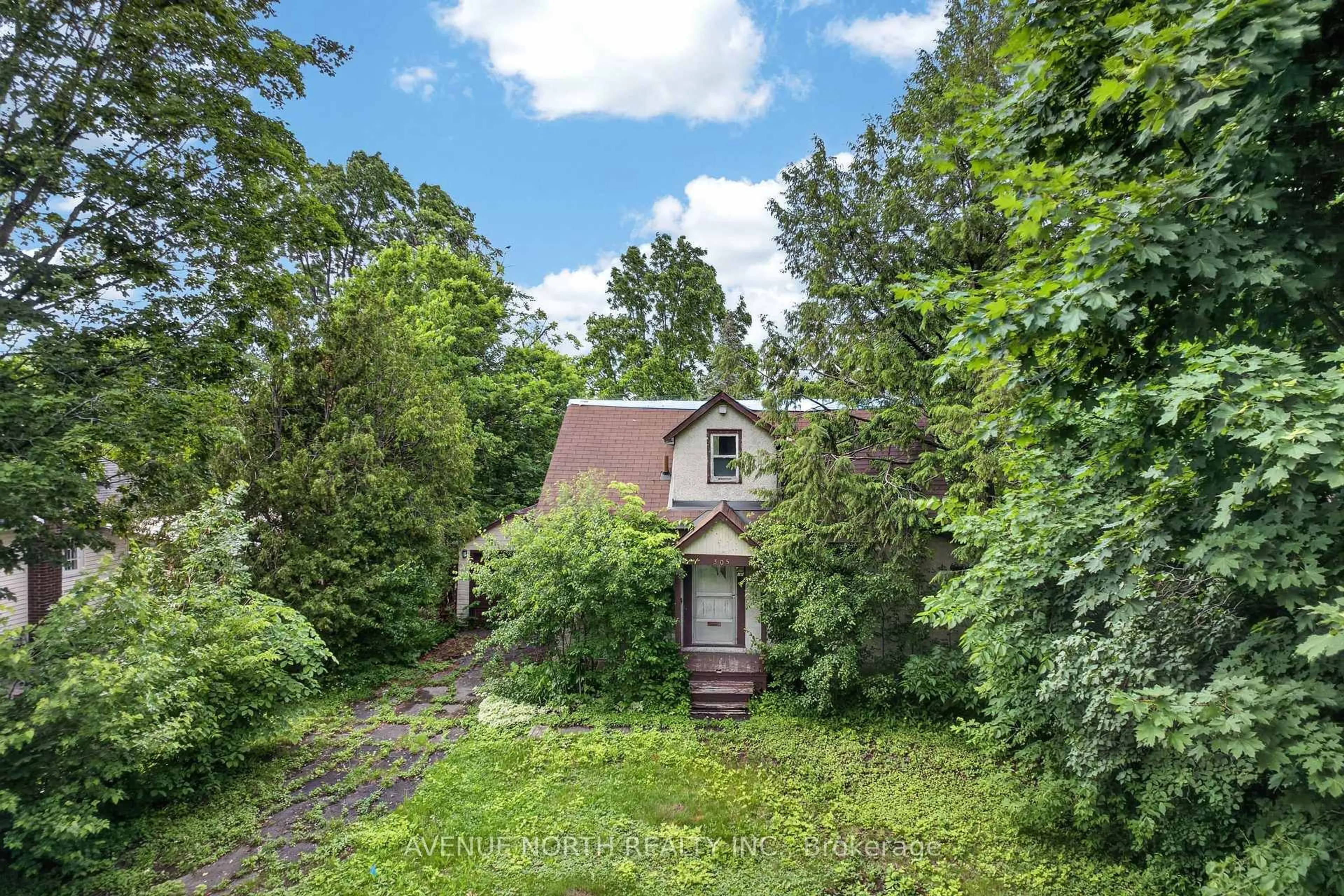 A pic from outside/outdoor area/front of a property/back of a property/a pic from drone, street for 305 Mountbatten Ave, Ottawa Ontario K1H 5W2