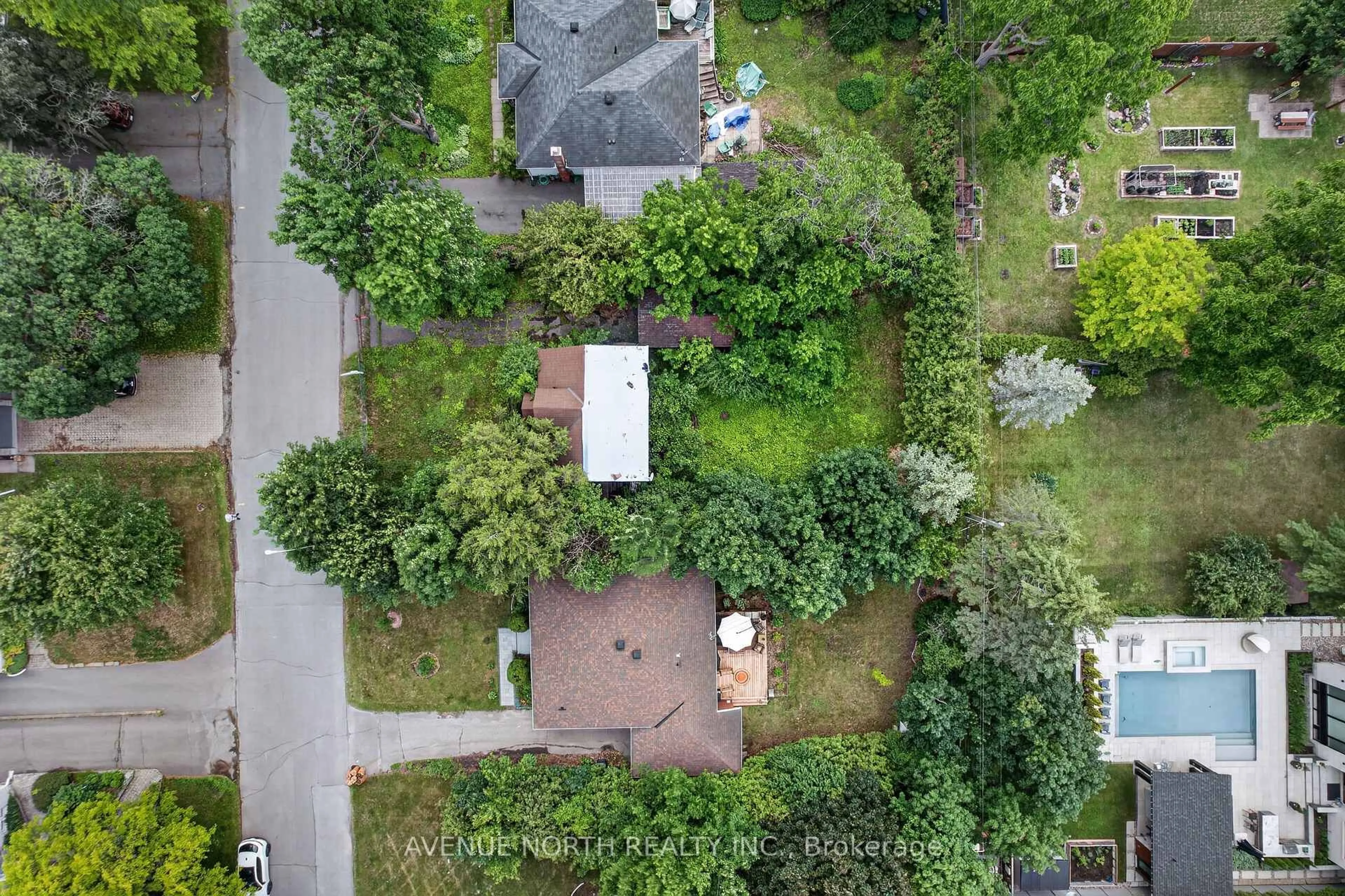 A pic from outside/outdoor area/front of a property/back of a property/a pic from drone, street for 305 Mountbatten Ave, Ottawa Ontario K1H 5W2