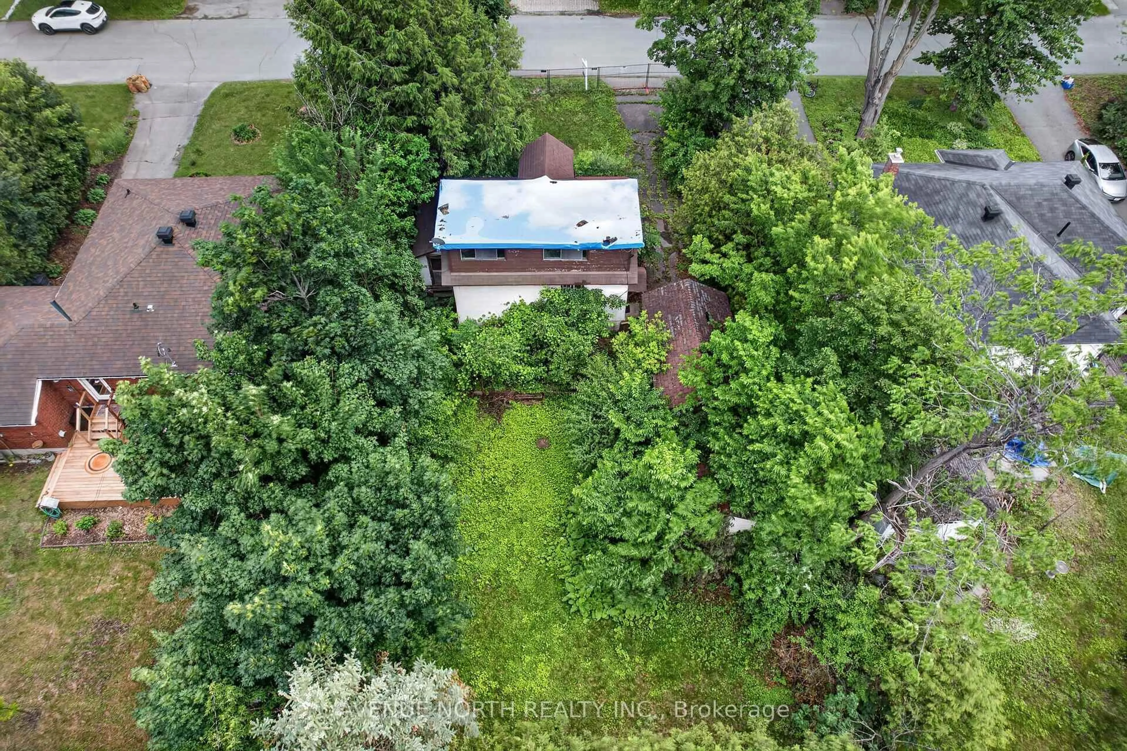 A pic from outside/outdoor area/front of a property/back of a property/a pic from drone, unknown for 305 Mountbatten Ave, Ottawa Ontario K1H 5W2