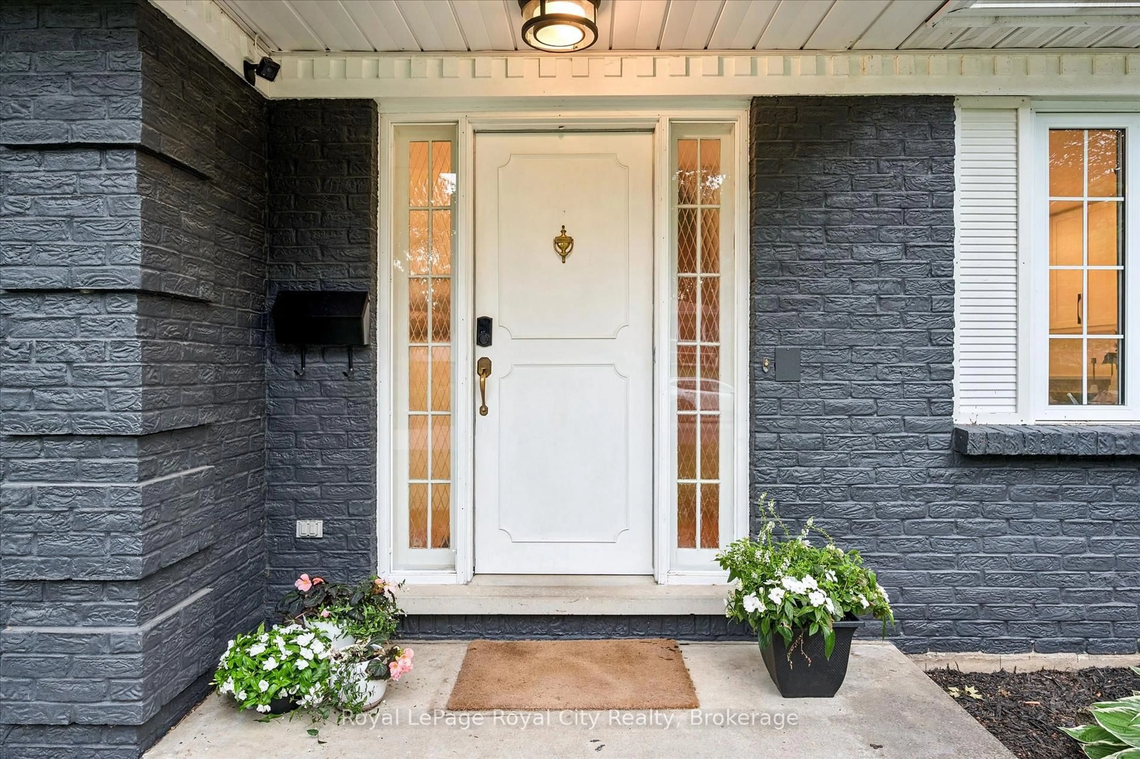 Indoor entryway for 535 Sprucehill Ave, Waterloo Ontario N2L 4V8