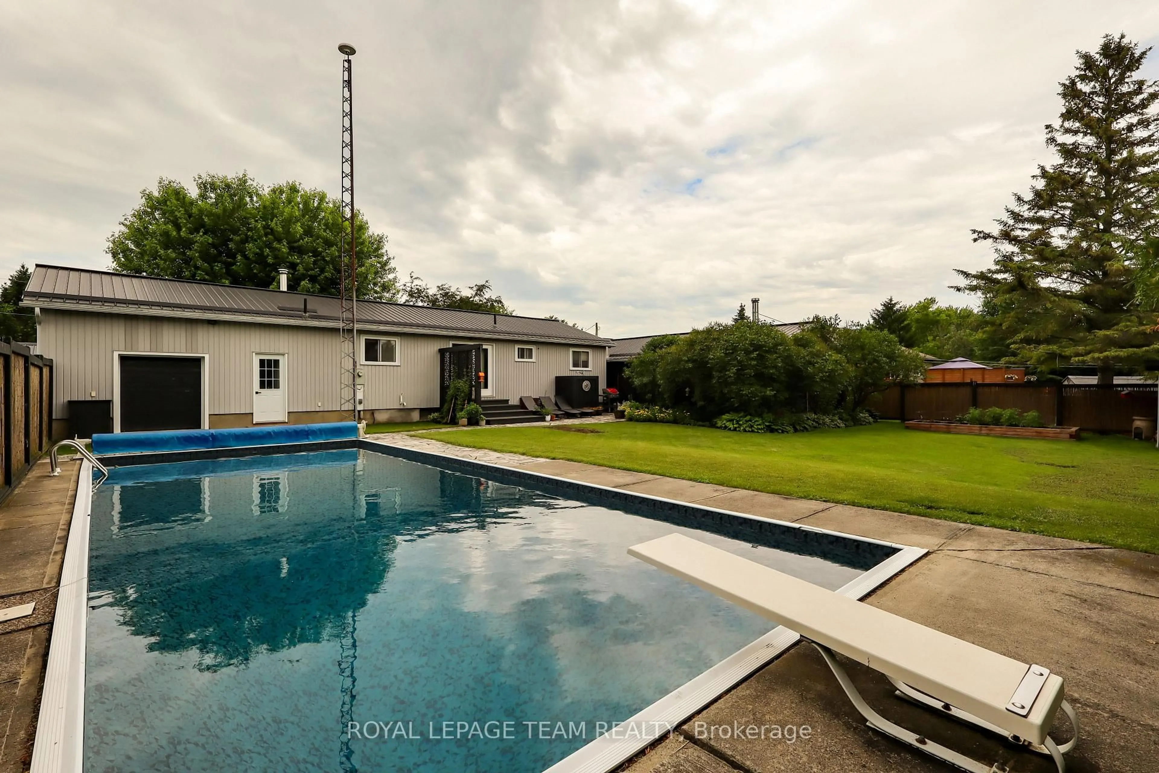 Pool for 3041 Bridge St, North Dundas Ontario K0E 1W0