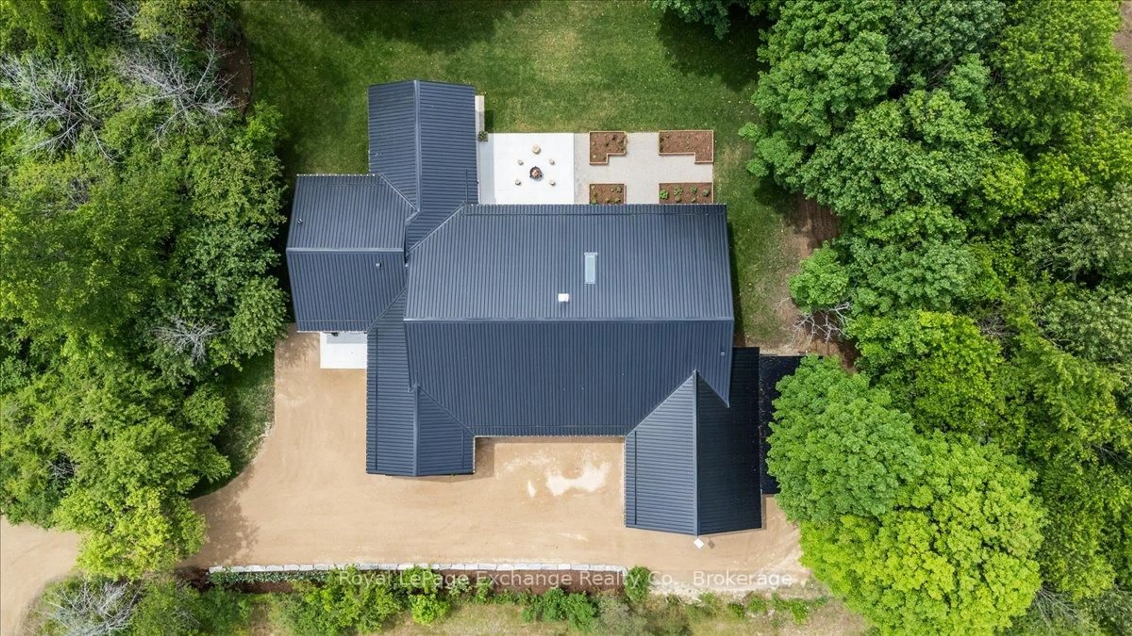A pic from outside/outdoor area/front of a property/back of a property/a pic from drone, building for 310 ADELAIDE St, Kincardine Ontario N2Z 2W3