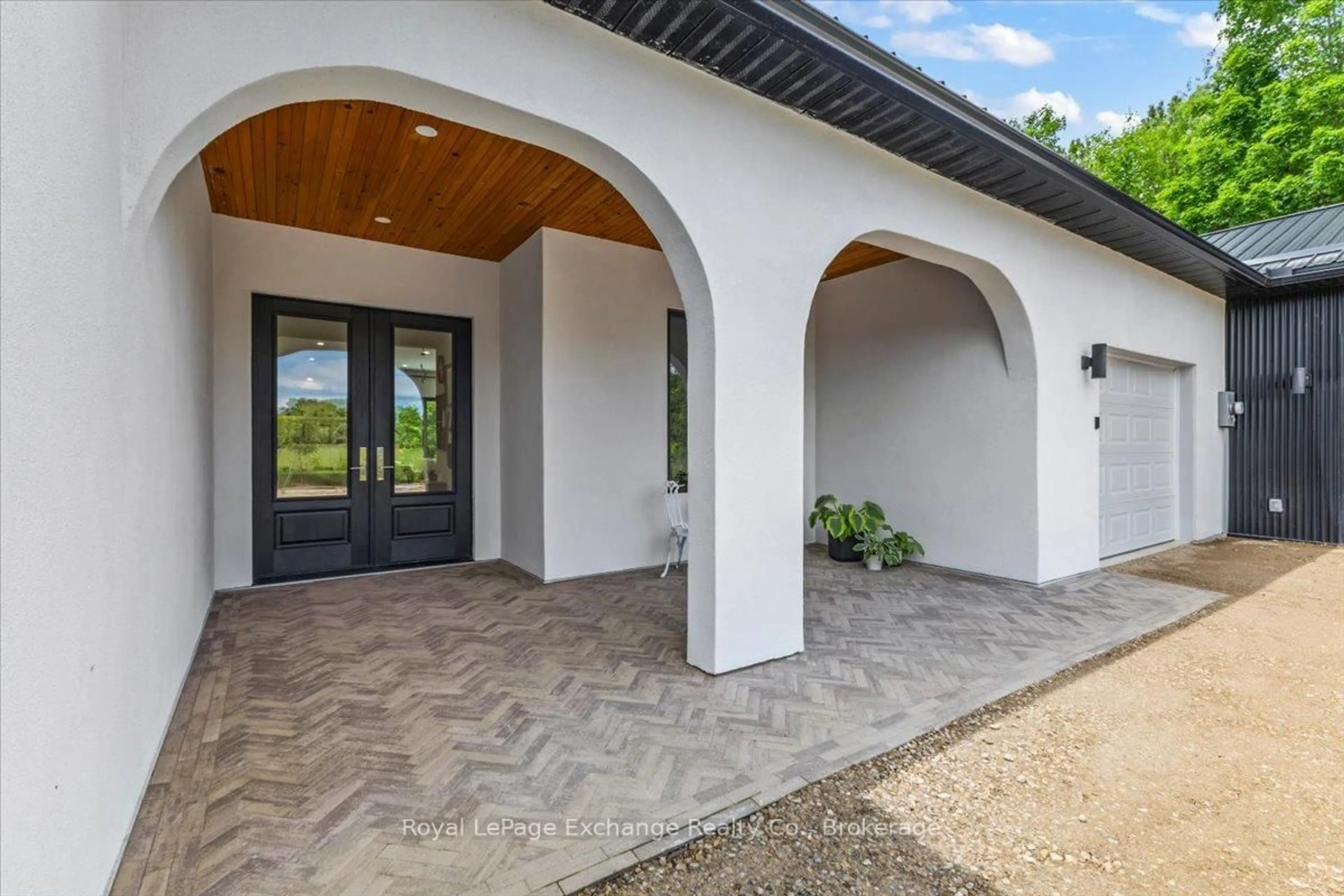 Indoor entryway for 310 ADELAIDE St, Kincardine Ontario N2Z 2W3