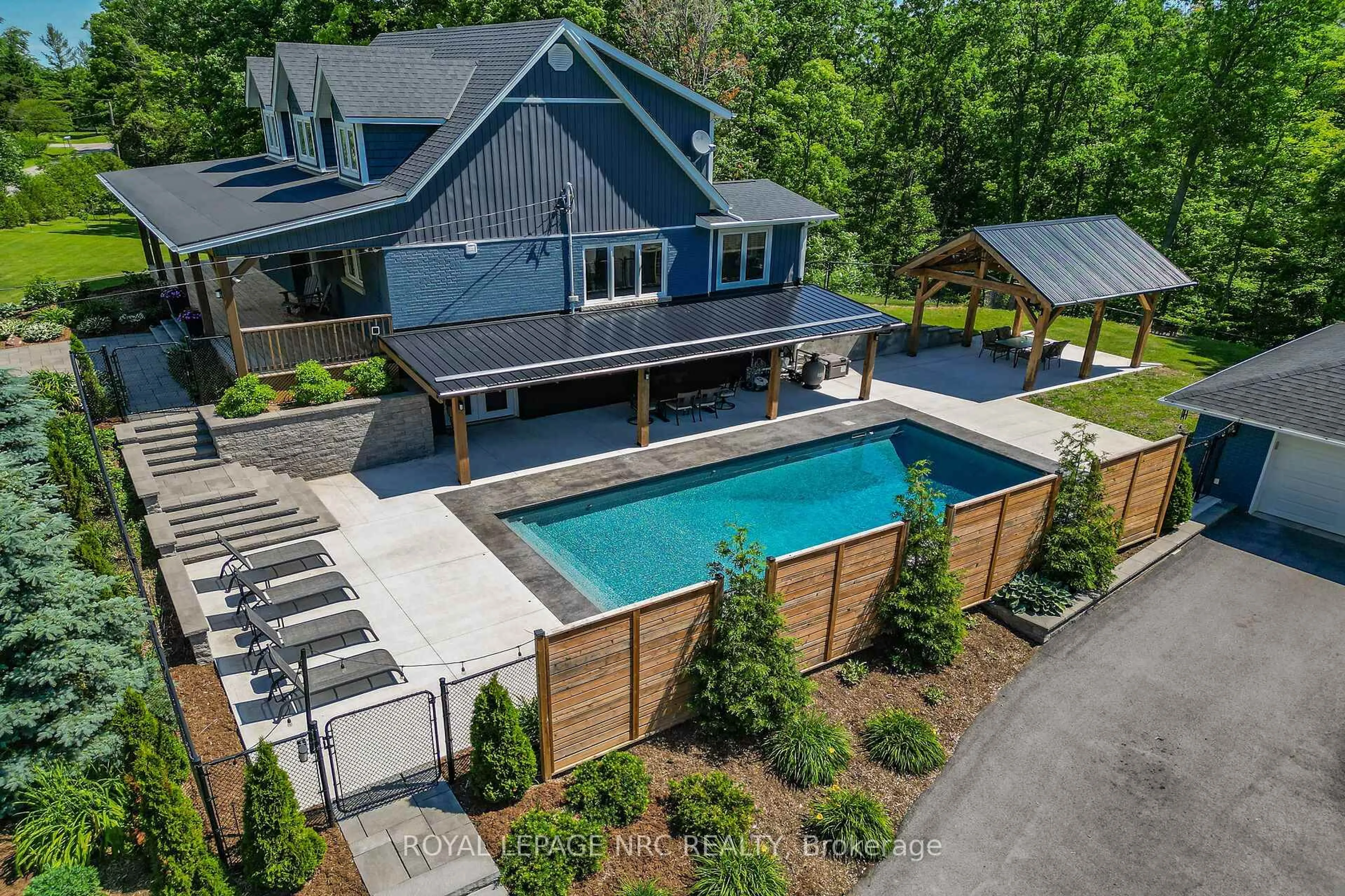 A pic from outside/outdoor area/front of a property/back of a property/a pic from drone, water/lake/river/ocean view for 3063 Ninth St, Lincoln Ontario L2R 6P7