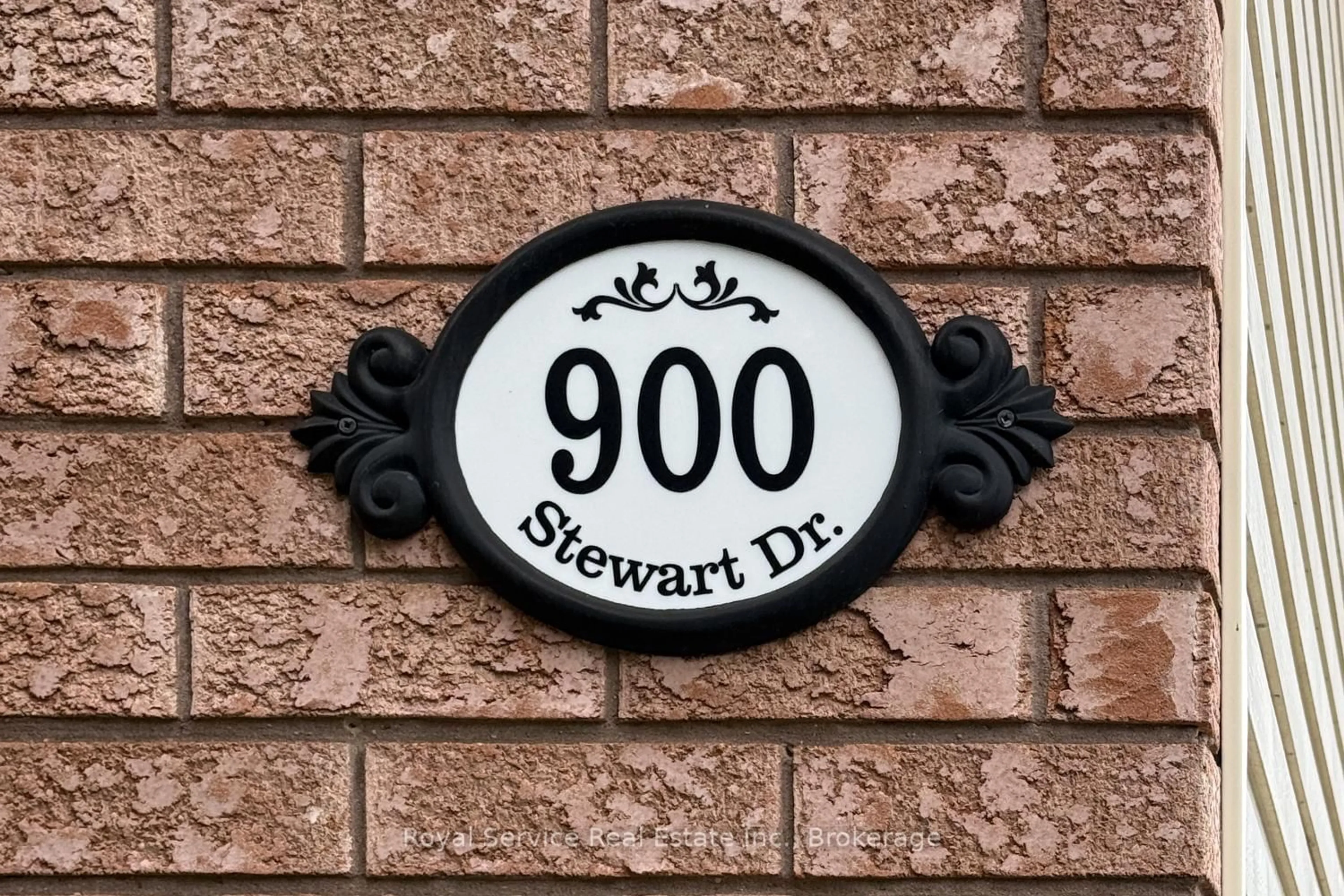 Indoor entryway for 900 Stewart Dr, Peterborough Ontario K9J 7R4