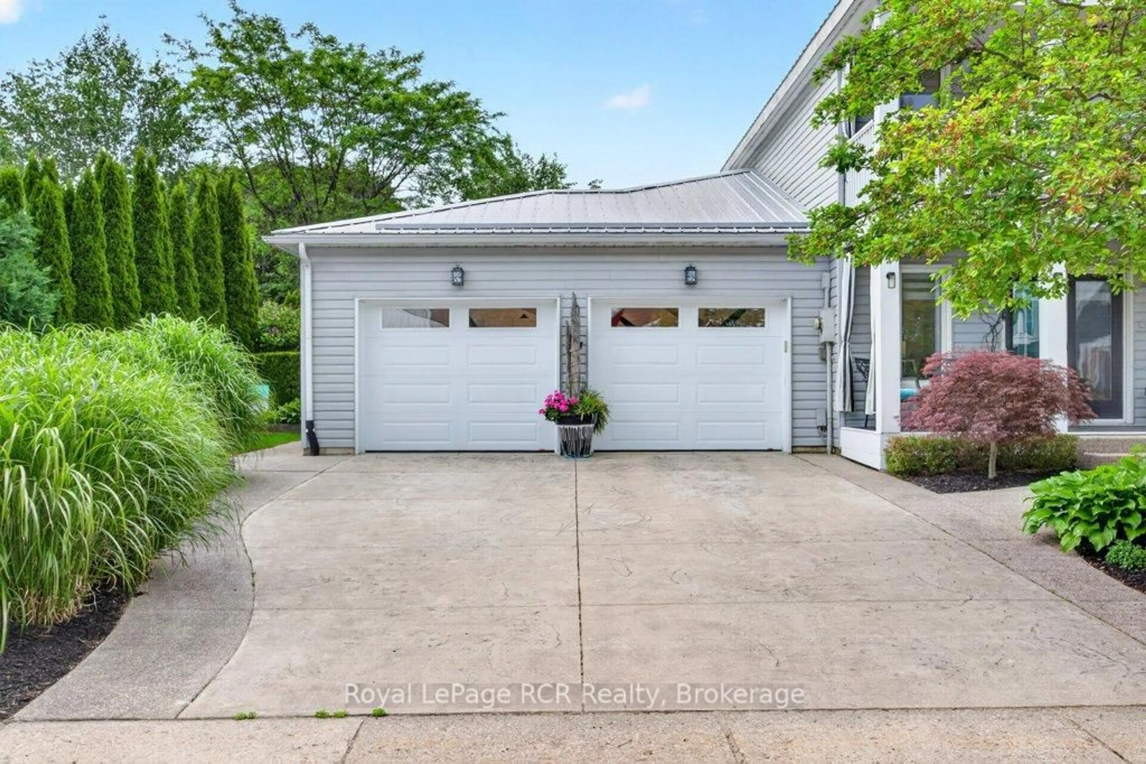 Indoor garage for 383 Mcnabb St #137, Saugeen Shores Ontario N0H 2L0