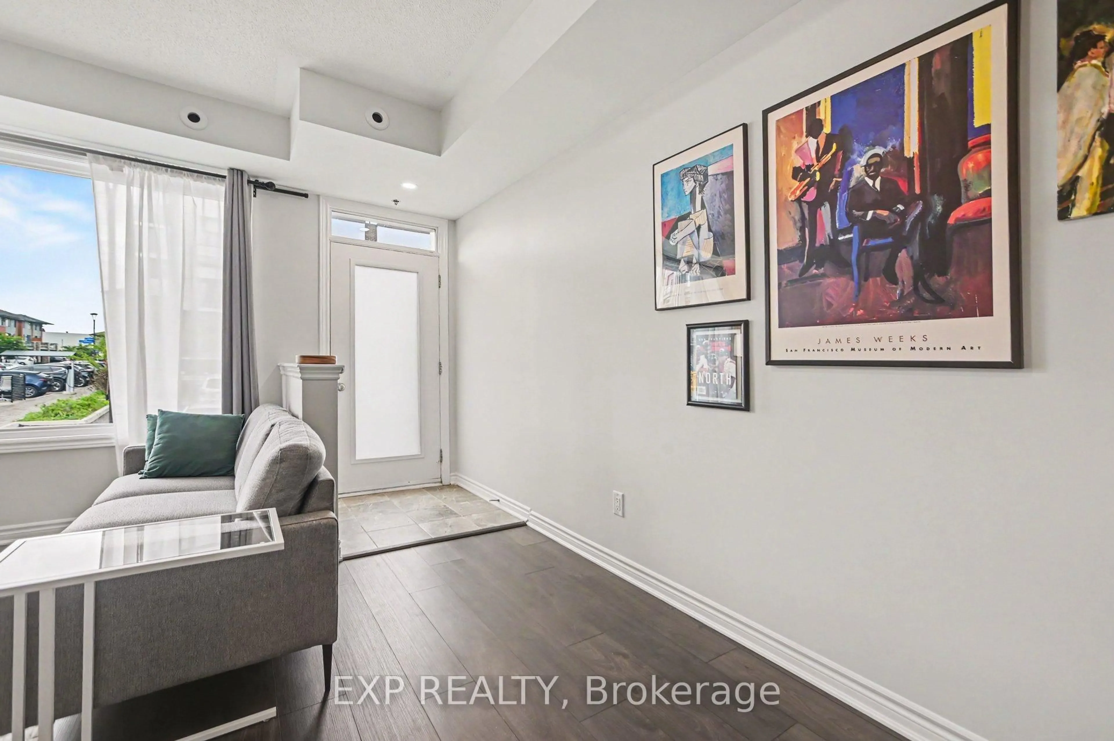 Indoor entryway for 629 Makwa Private, Ottawa Ontario K1K 5A4