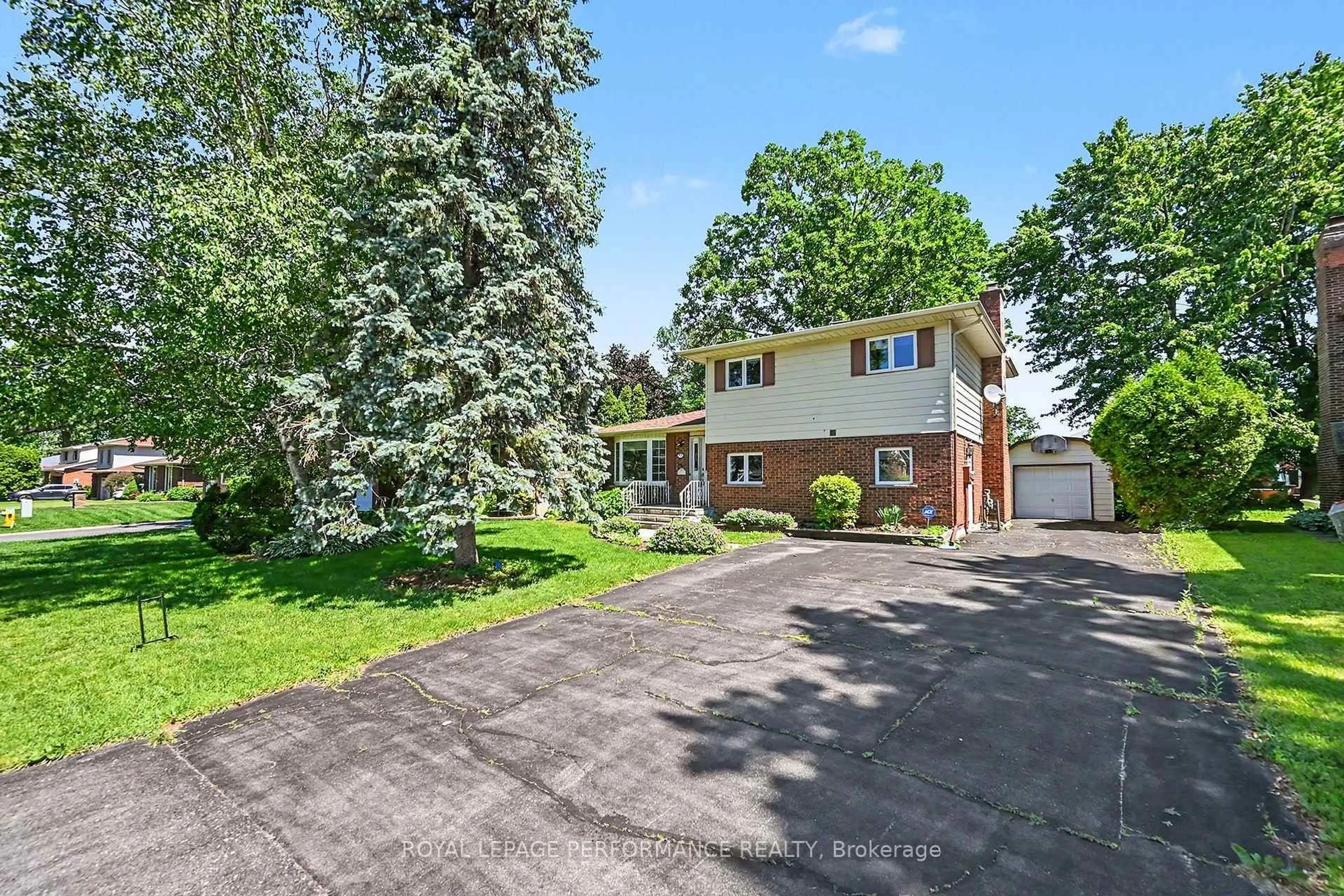 A pic from outside/outdoor area/front of a property/back of a property/a pic from drone, street for 577 Lynwood Dr, Cornwall Ontario K6H 5W7