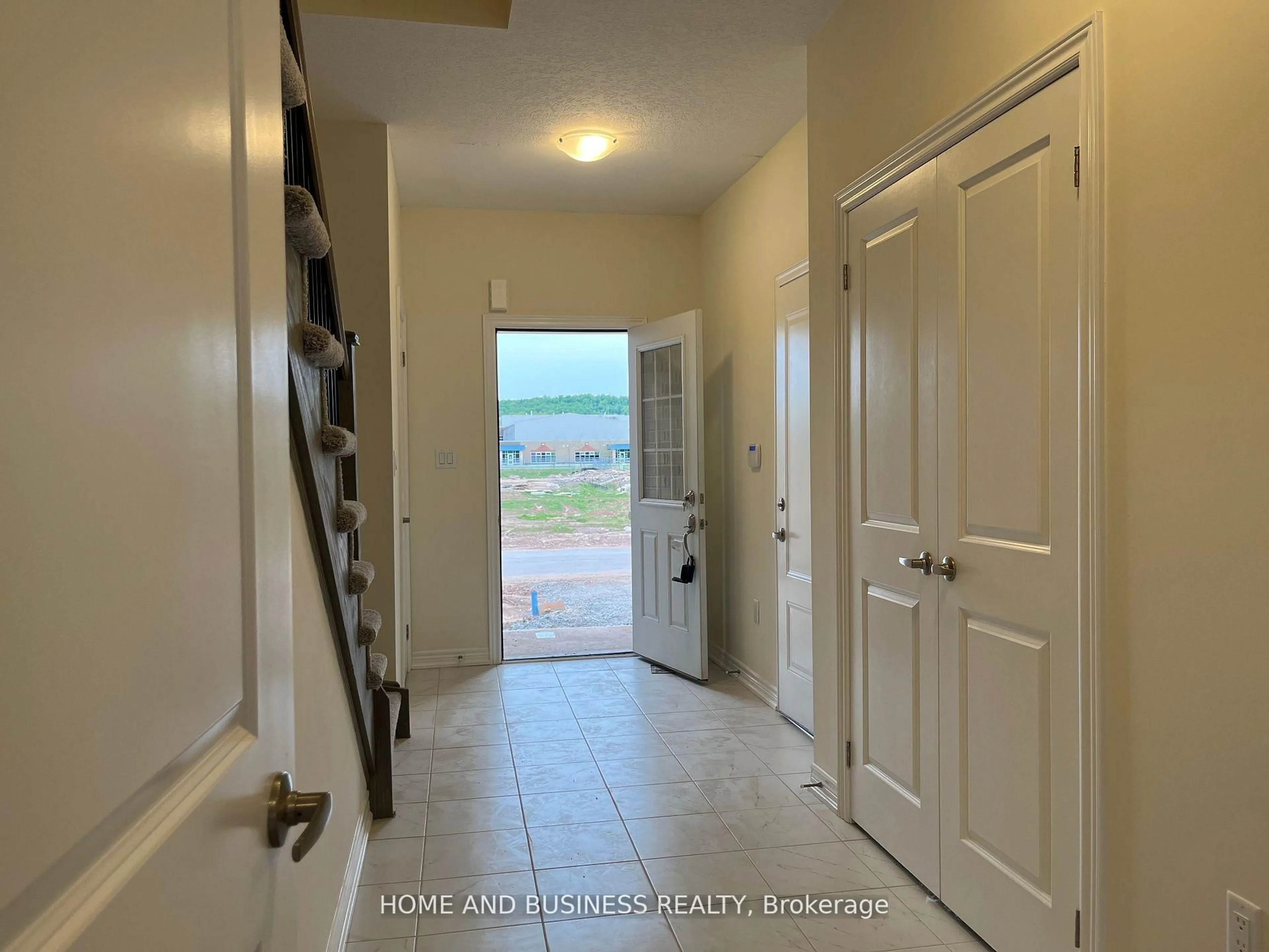 Indoor entryway for 169 Sonoma Lane, Hamilton Ontario L8E 0J9