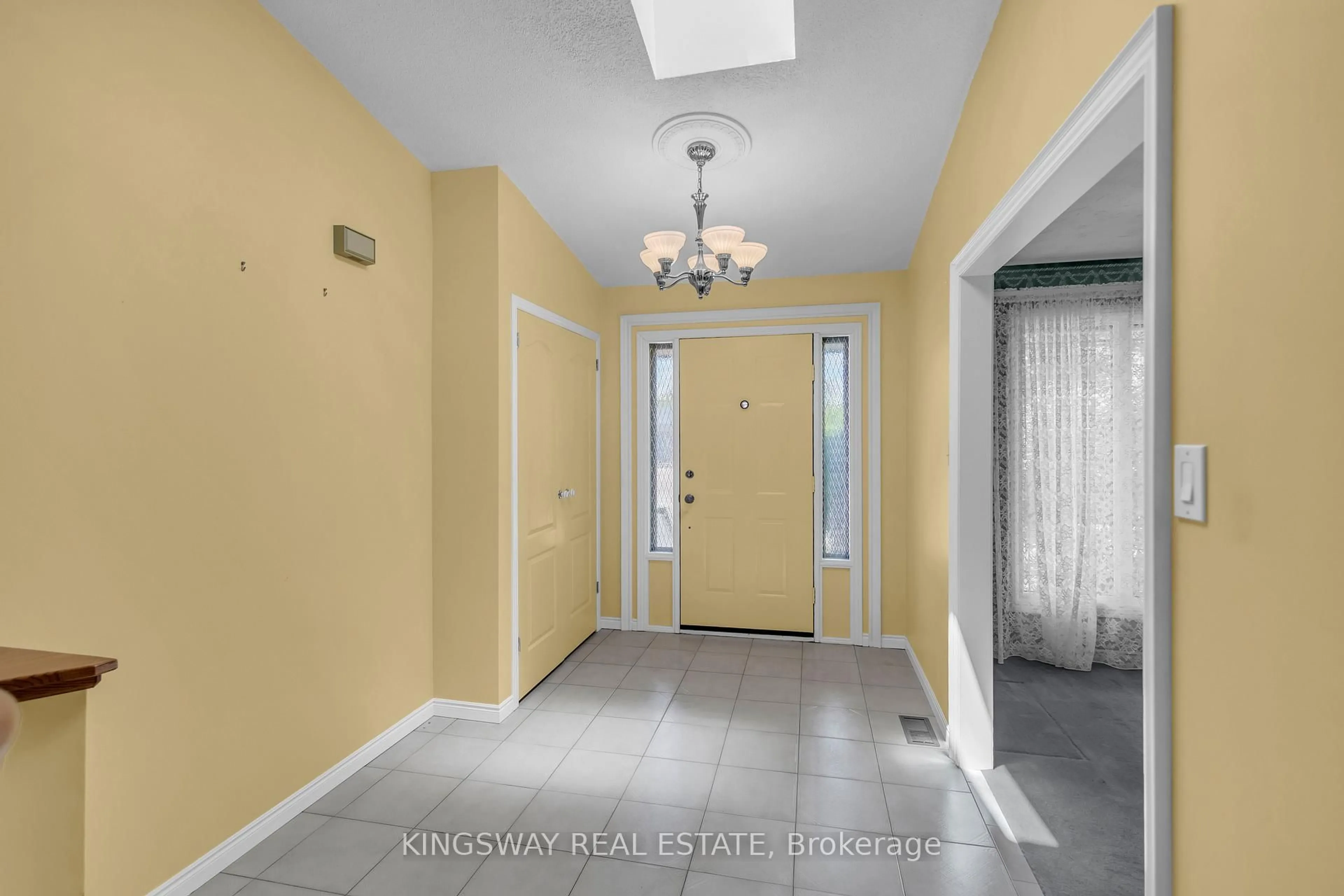 Indoor entryway for 56 Ben Tirran Cres, Hamilton Ontario L8G 4V7