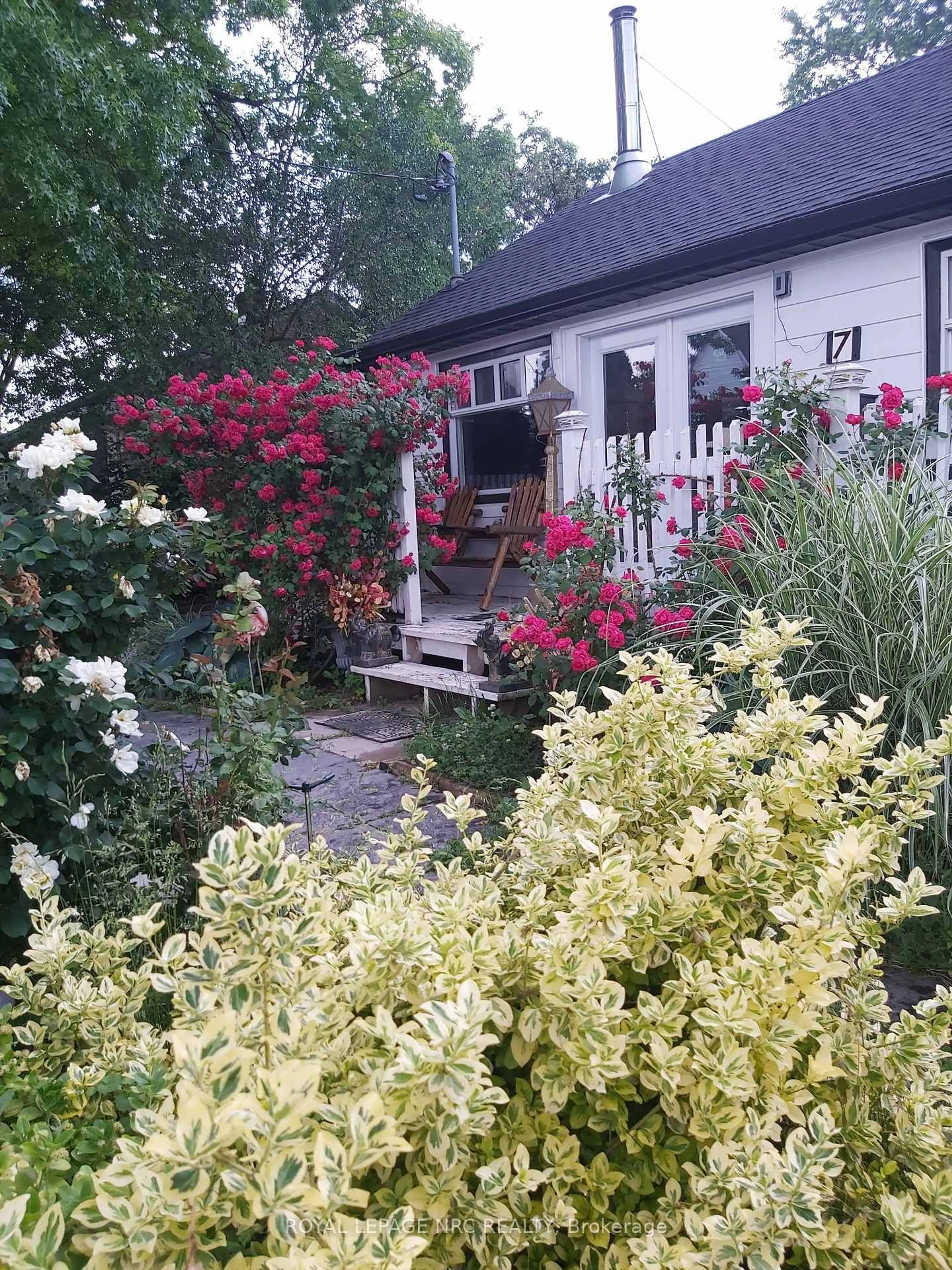 Patio, street for 7 Vera St, St. Catharines Ontario L2S 1C3