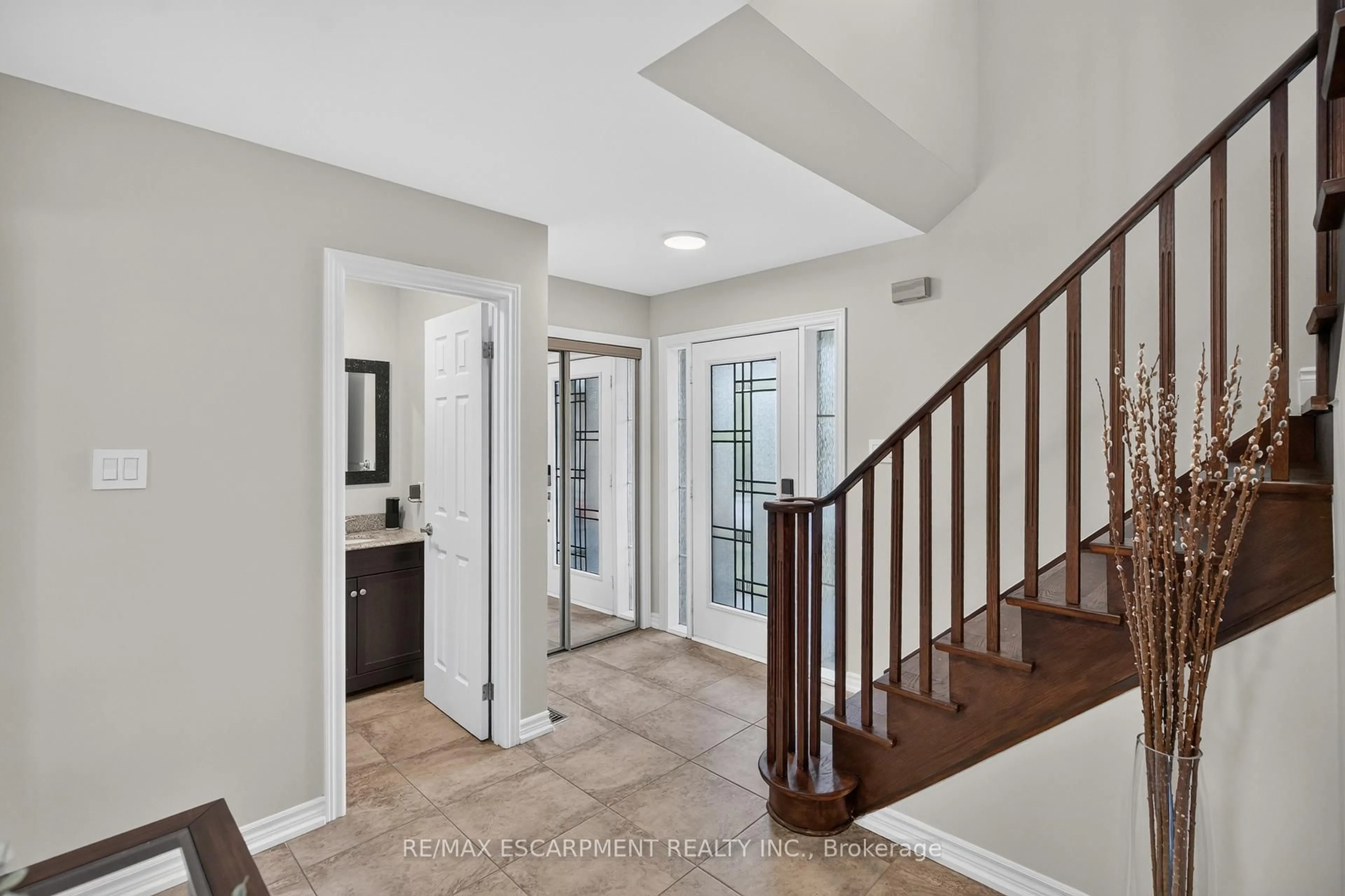 Indoor entryway for 119 Boulding Ave, Hamilton Ontario L8B 0M2