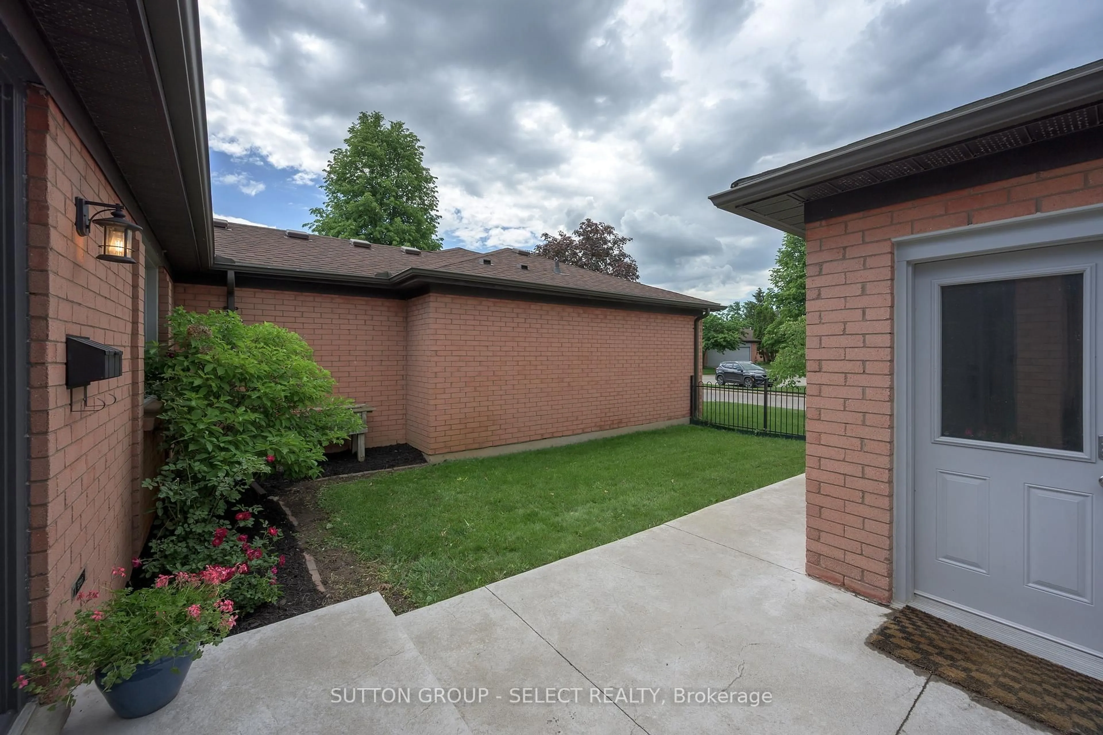 Patio, street for 65 Fiddlers Green Rd #24, London North Ontario N6H 4V5