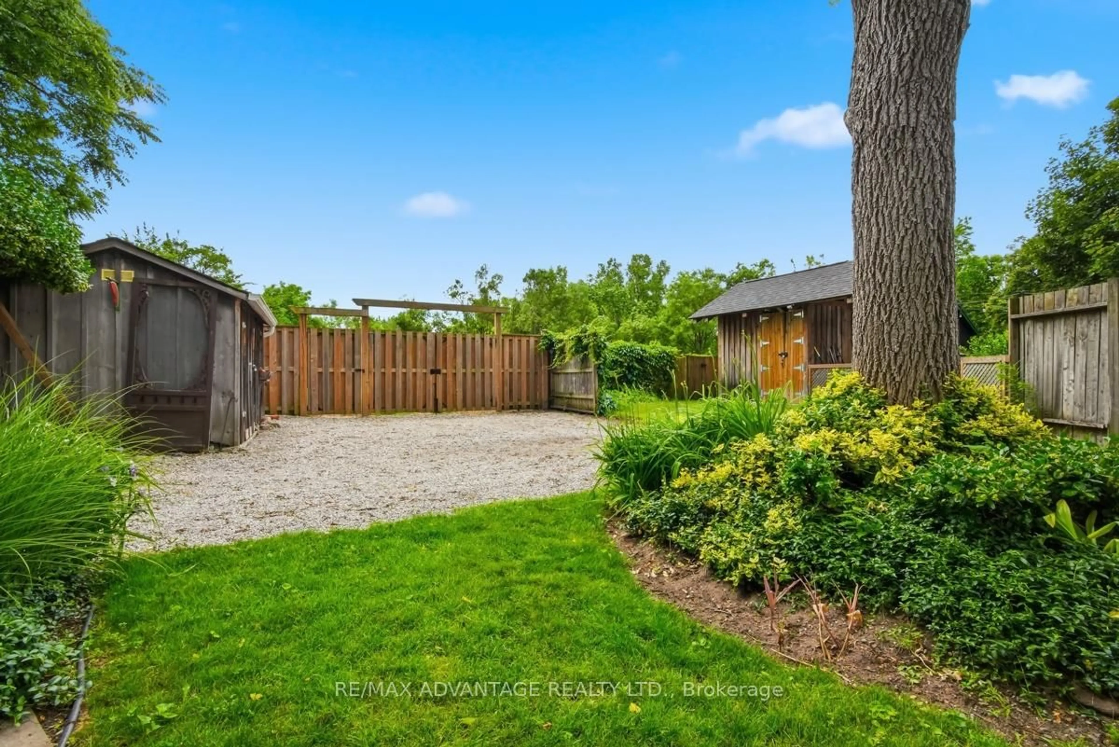 A pic from outside/outdoor area/front of a property/back of a property/a pic from drone, street for 41 Vauxhall St, London East Ontario N5Z 1B3