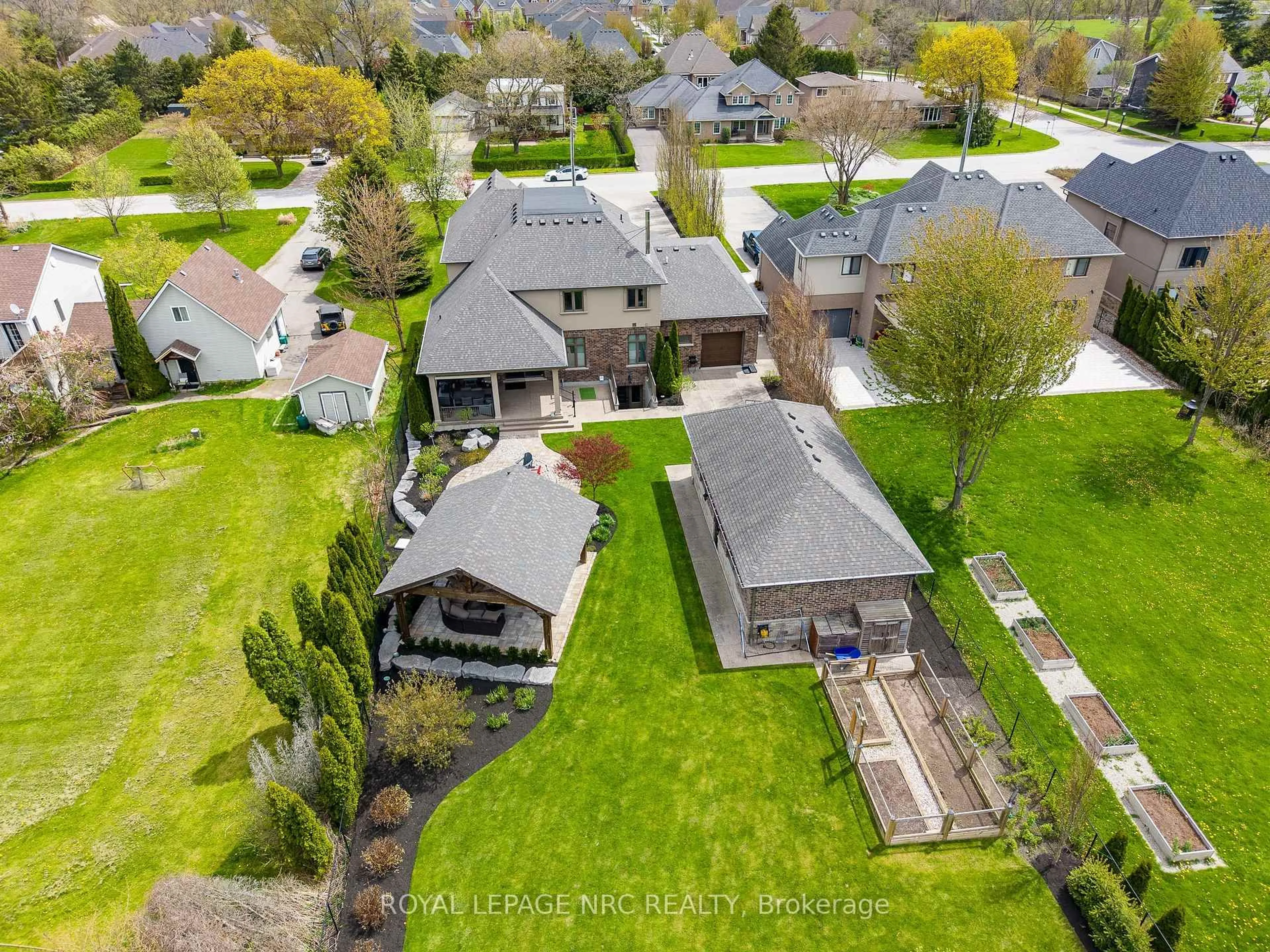 A pic from outside/outdoor area/front of a property/back of a property/a pic from drone, street for 294 Tanbark Rd, Niagara-on-the-Lake Ontario L0S 1J0