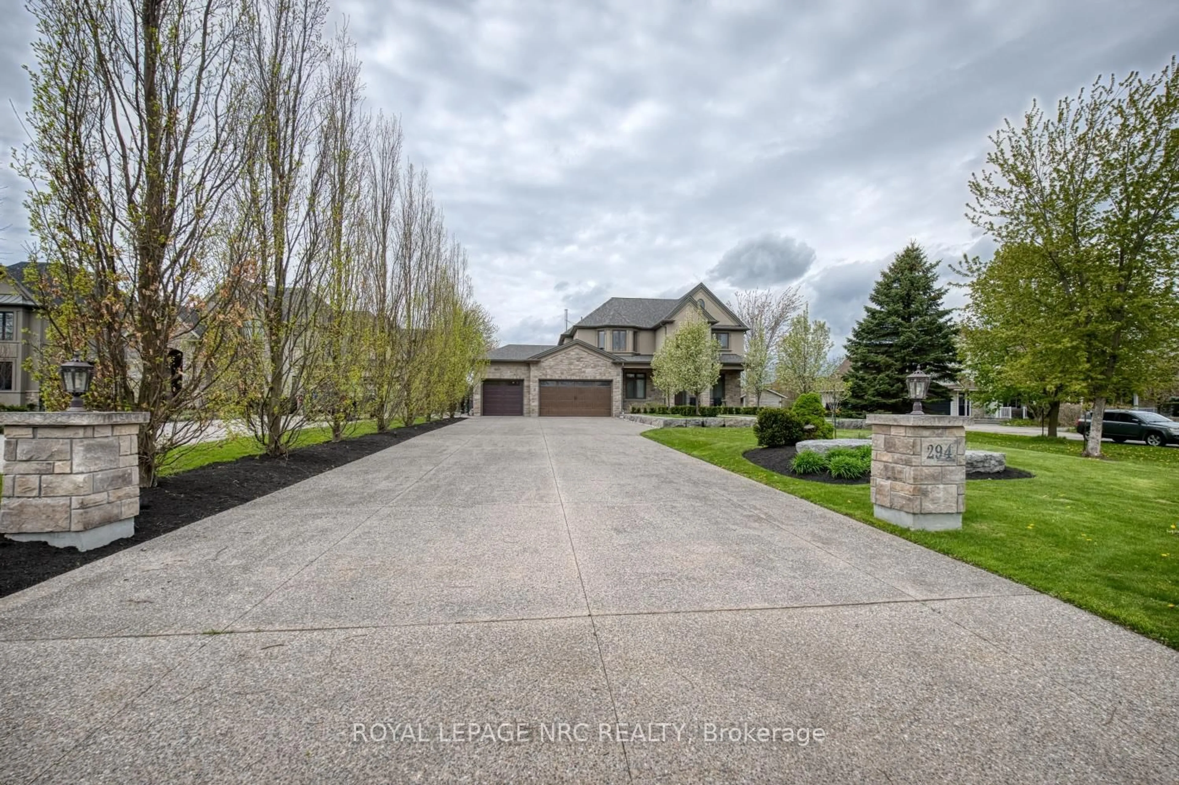 A pic from outside/outdoor area/front of a property/back of a property/a pic from drone, street for 294 Tanbark Rd, Niagara-on-the-Lake Ontario L0S 1J0