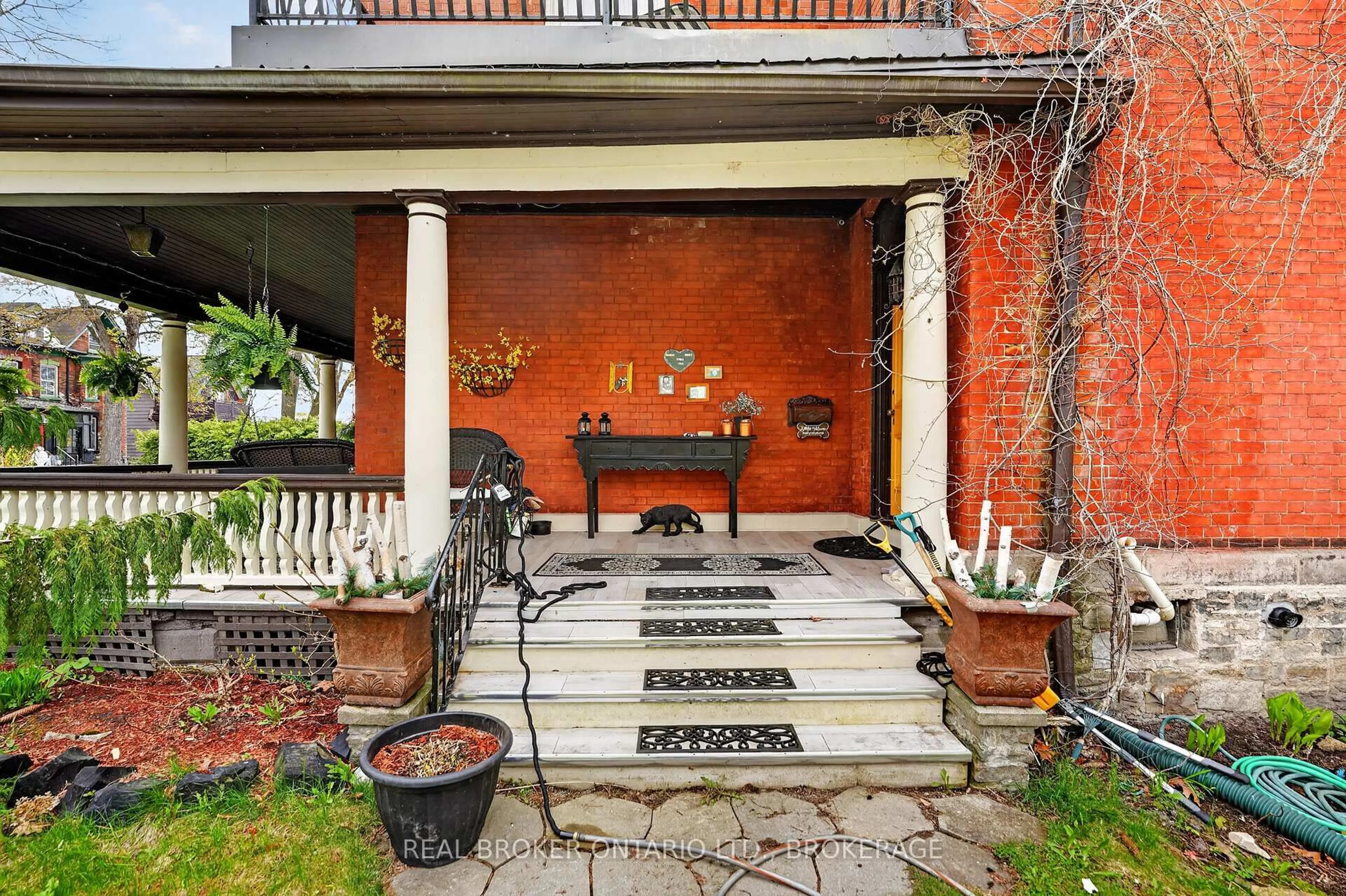 Patio, street for 130 Main St, Gananoque Ontario K7G 2L9