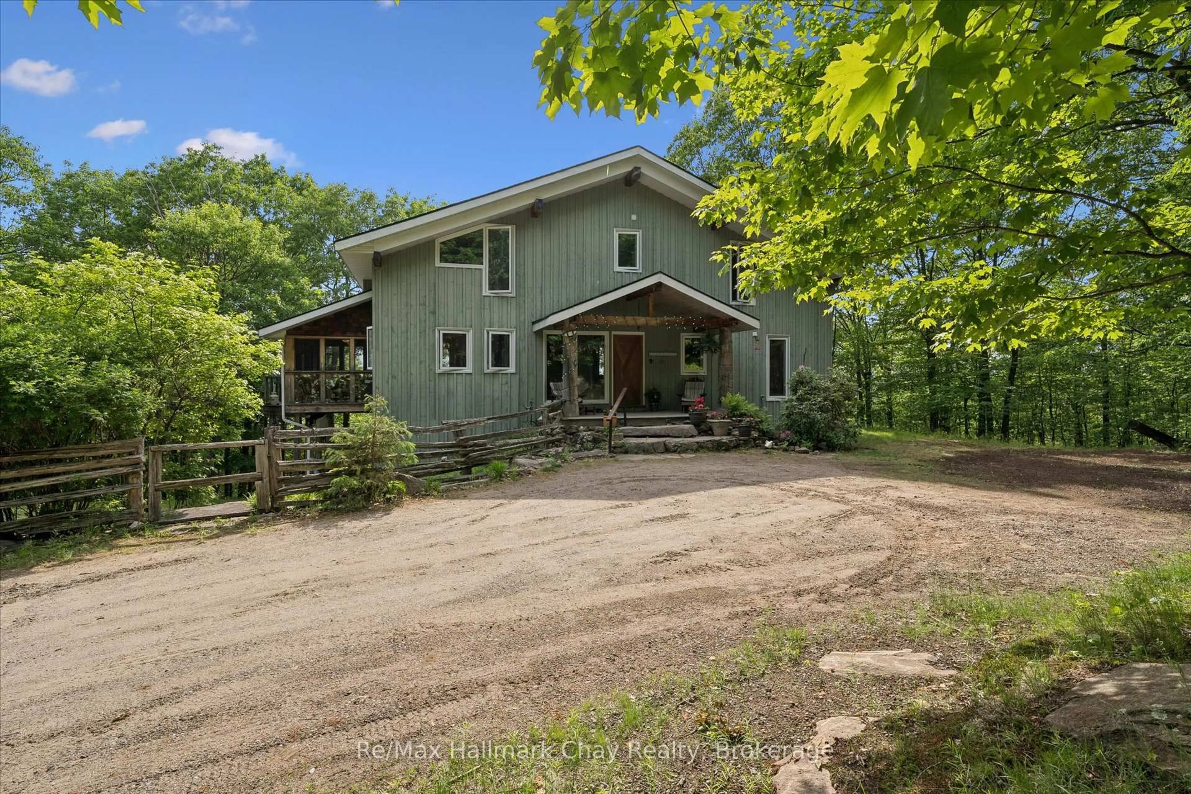 A pic from outside/outdoor area/front of a property/back of a property/a pic from drone, unknown for 1497 Fox Point Rd, Lake of Bays Ontario P0A 1H0