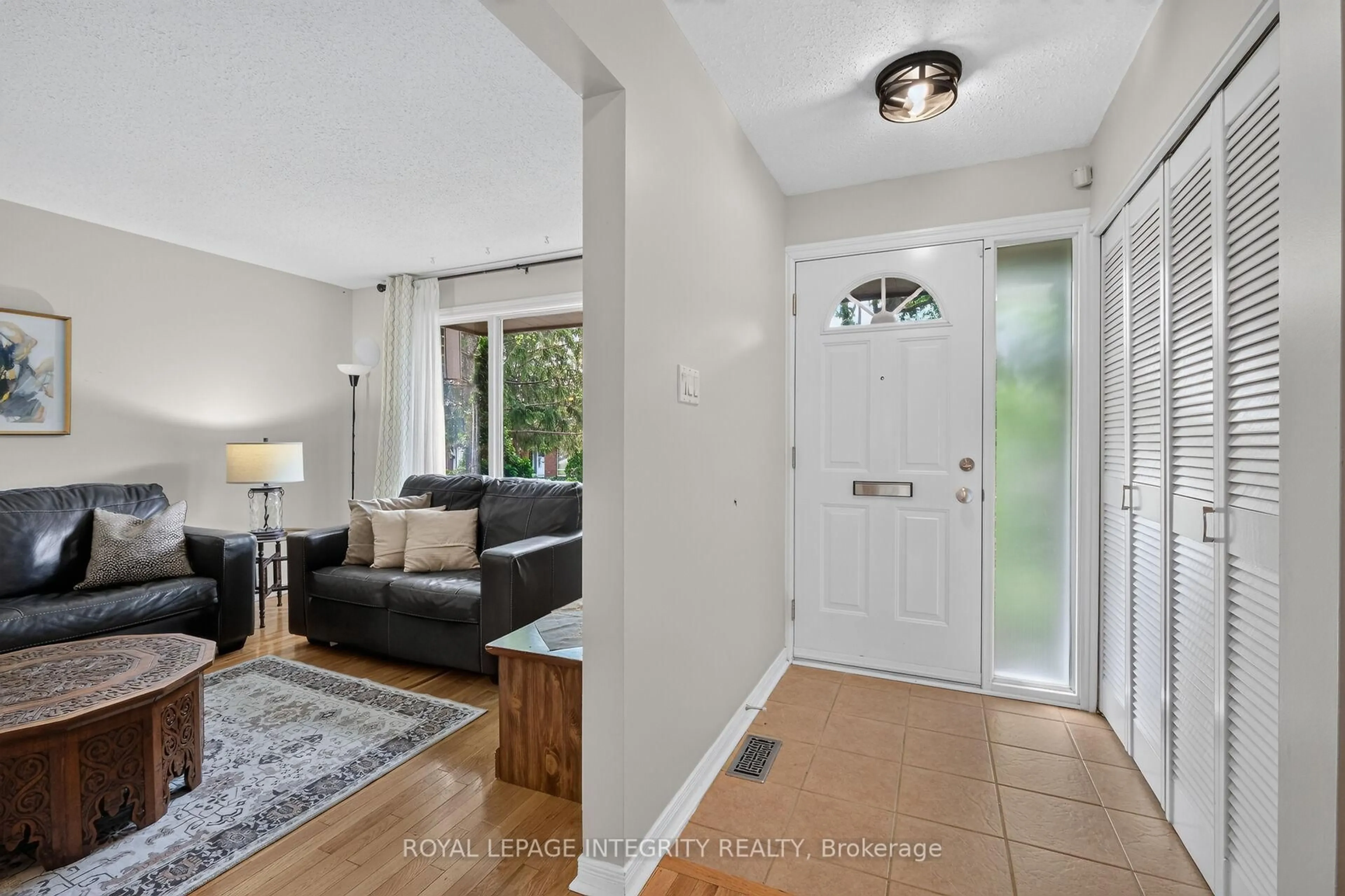 Indoor entryway for 2111 Montreal Rd #89, Ottawa Ontario K1J 8M8