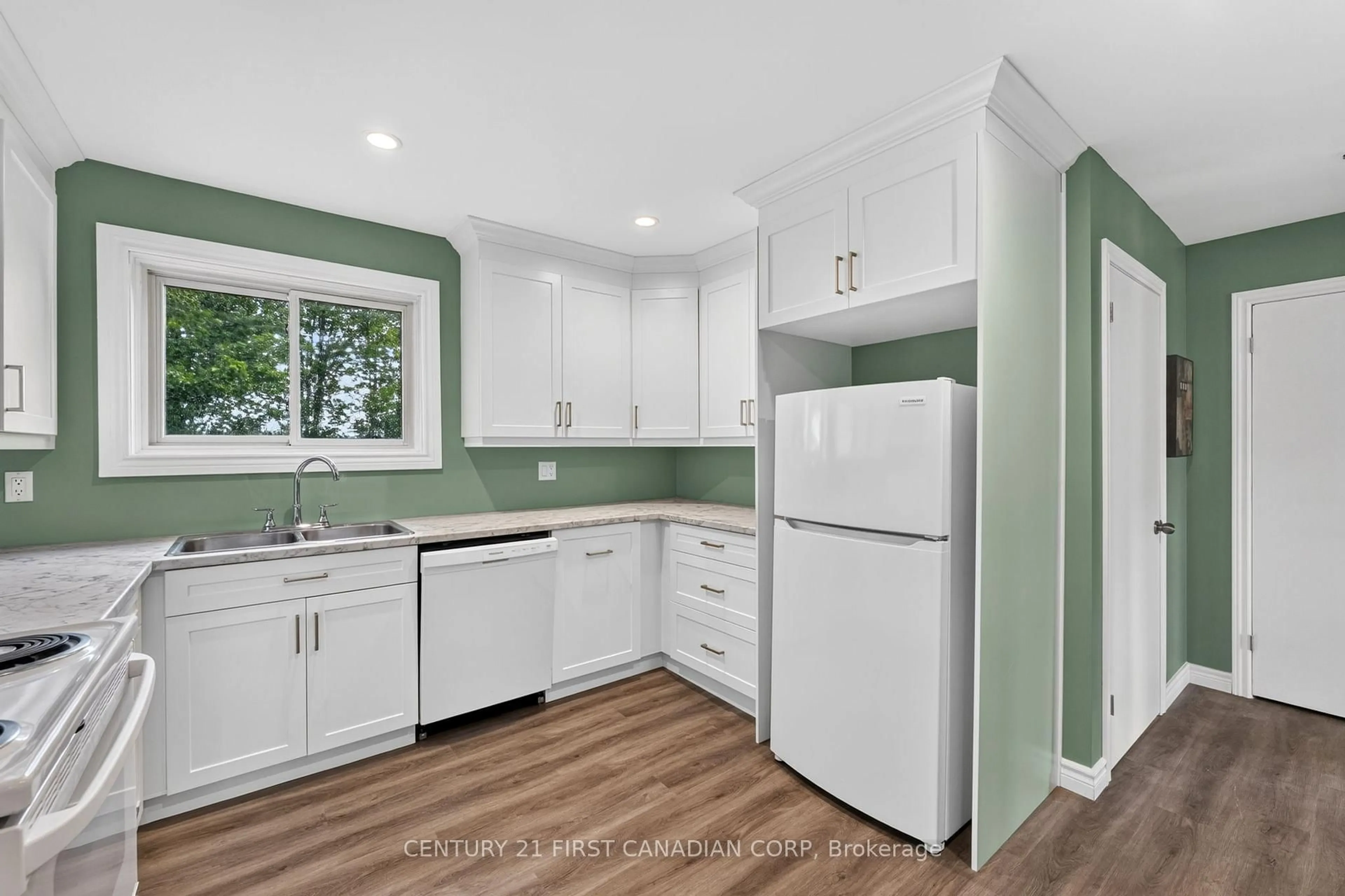 Standard kitchen, ceramic/tile floor for 33943 Sunnyridge Rd, Bluewater Ontario N0M 1N0