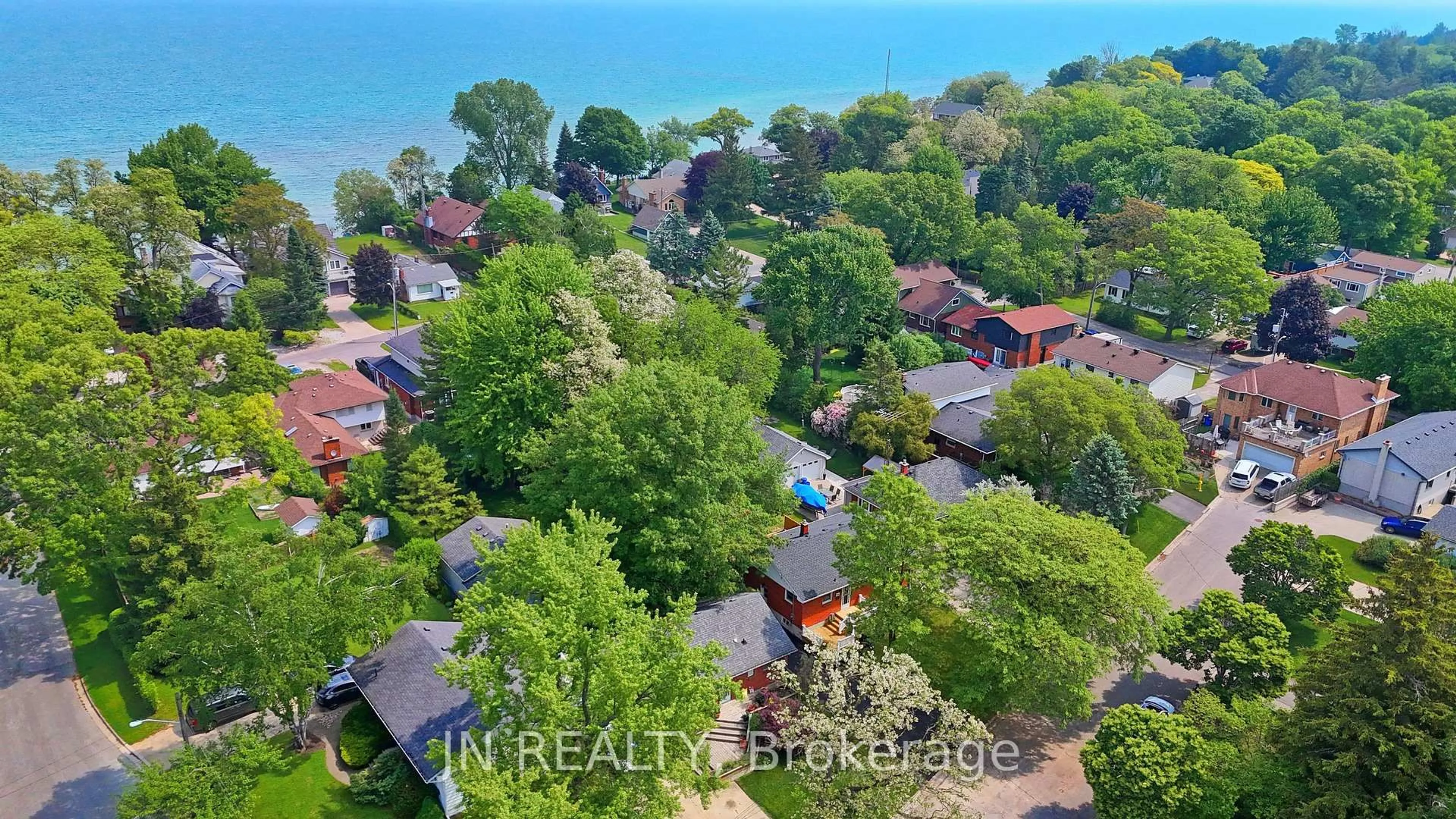 A pic from outside/outdoor area/front of a property/back of a property/a pic from drone, water/lake/river/ocean view for 1100 Bruce St, Sarnia Ontario N7V 3B3
