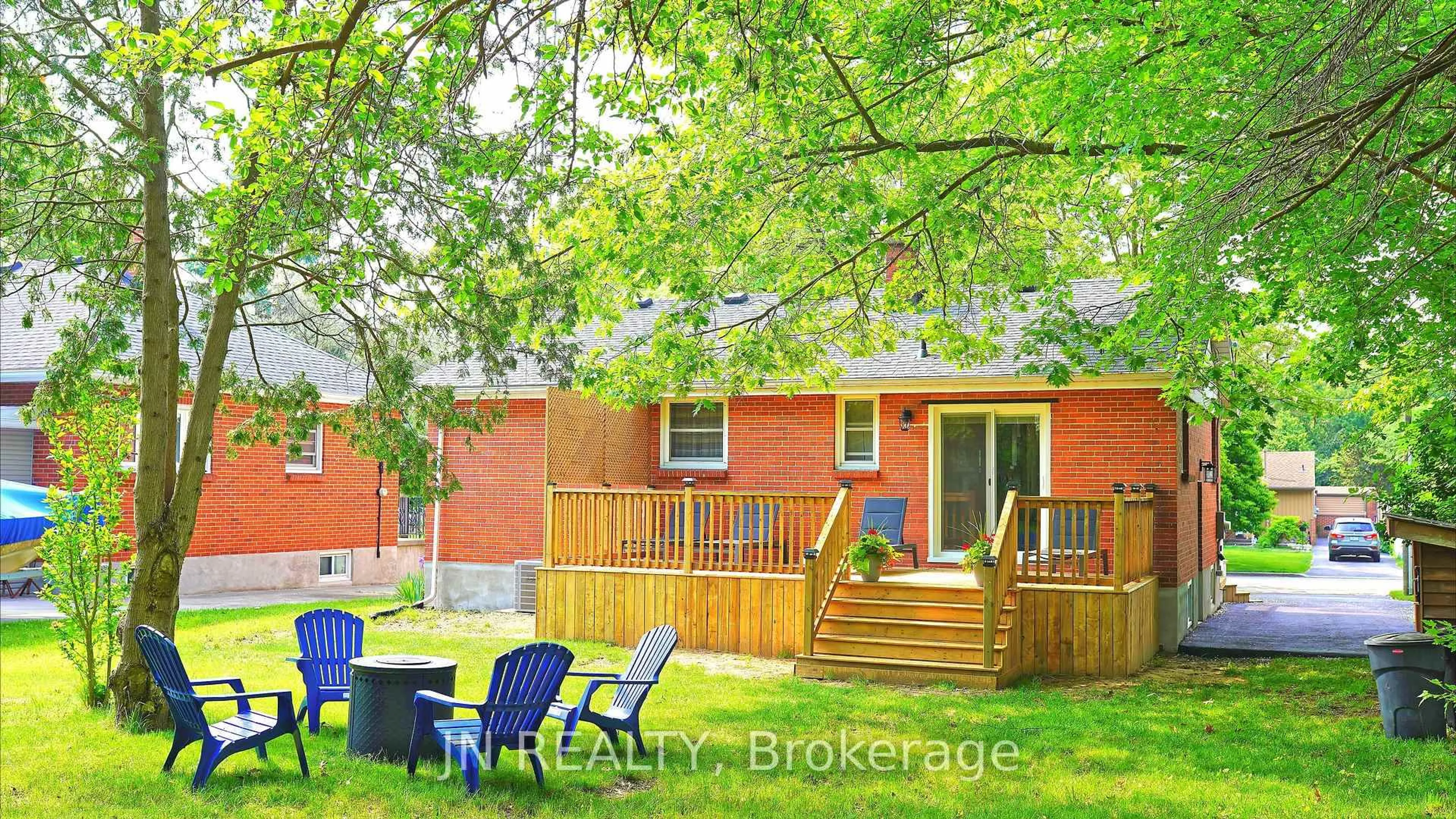 Patio, street for 1100 Bruce St, Sarnia Ontario N7V 3B3