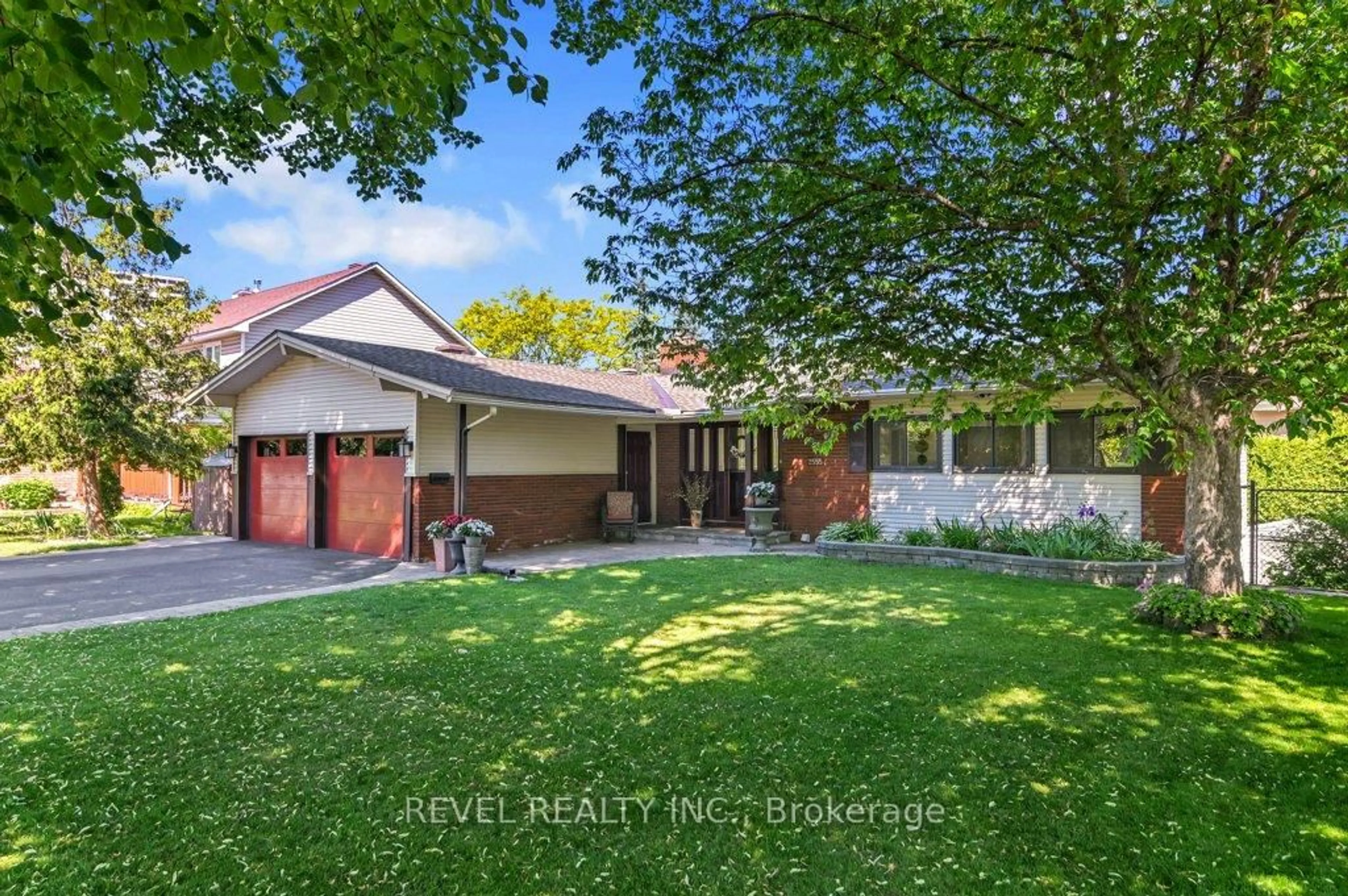 A pic from outside/outdoor area/front of a property/back of a property/a pic from drone, street for 2555 Regina St, Ottawa Ontario K2B 6X4