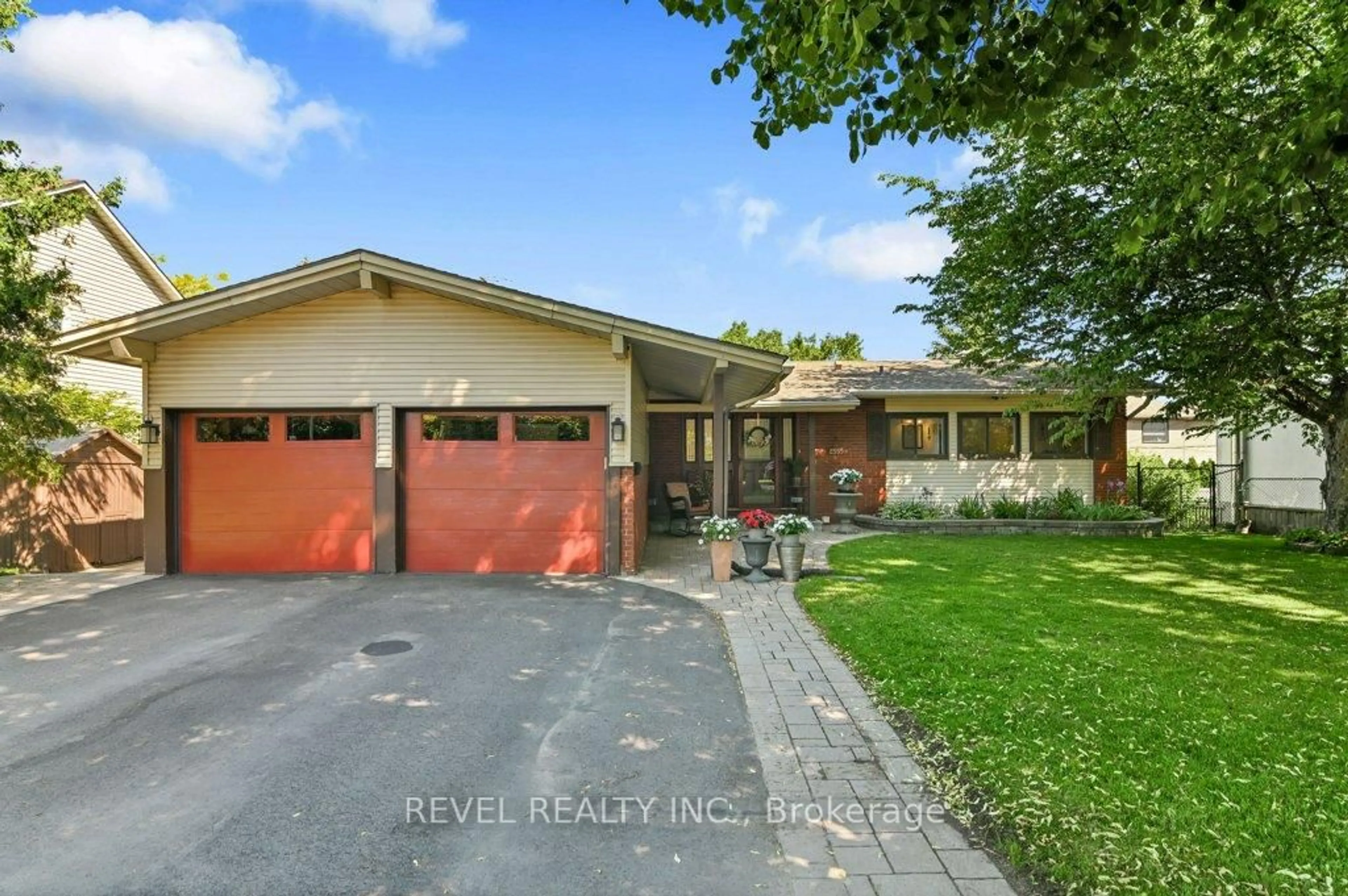 A pic from outside/outdoor area/front of a property/back of a property/a pic from drone, street for 2555 Regina St, Ottawa Ontario K2B 6X4
