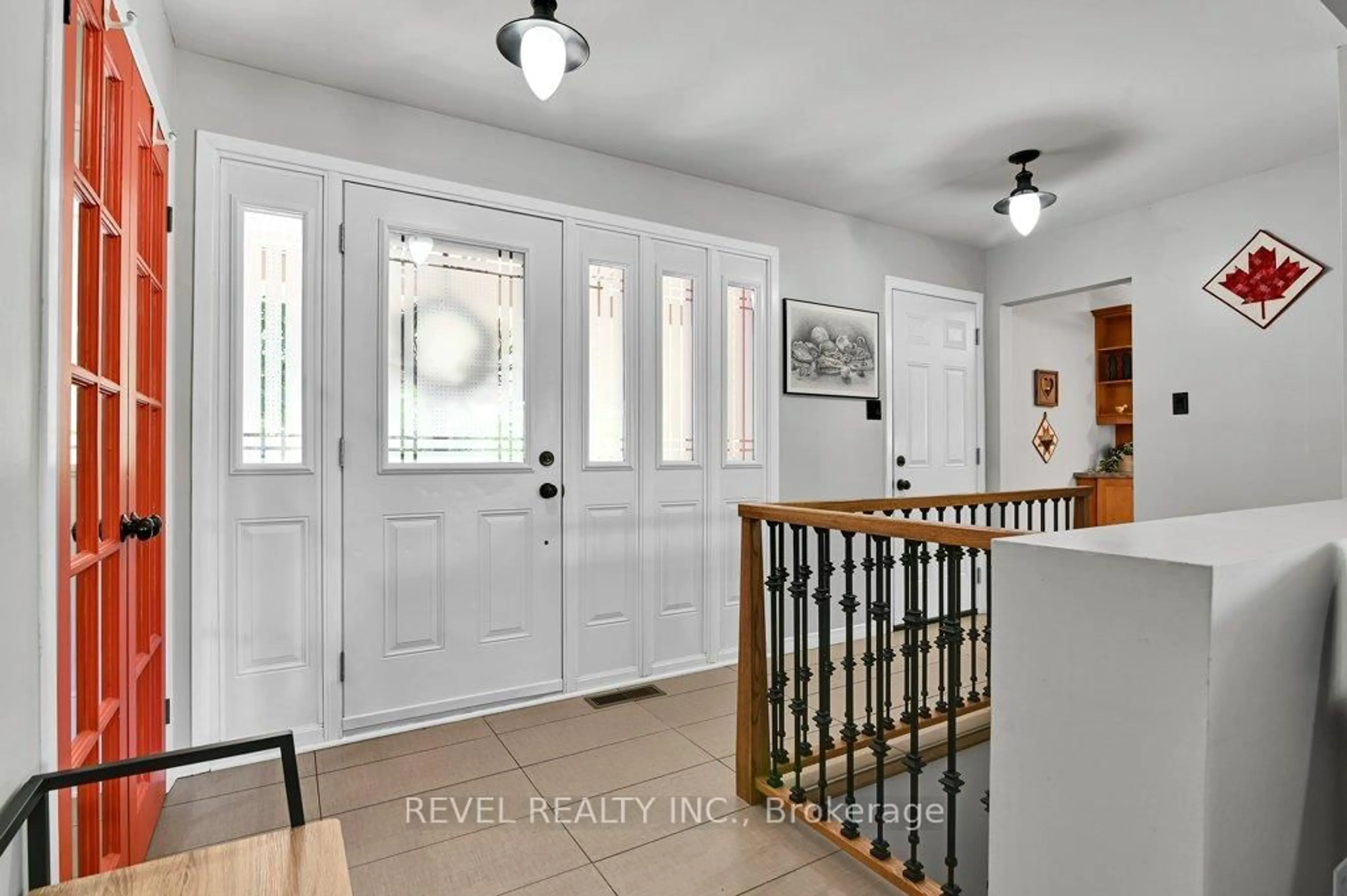 Indoor entryway for 2555 Regina St, Ottawa Ontario K2B 6X4