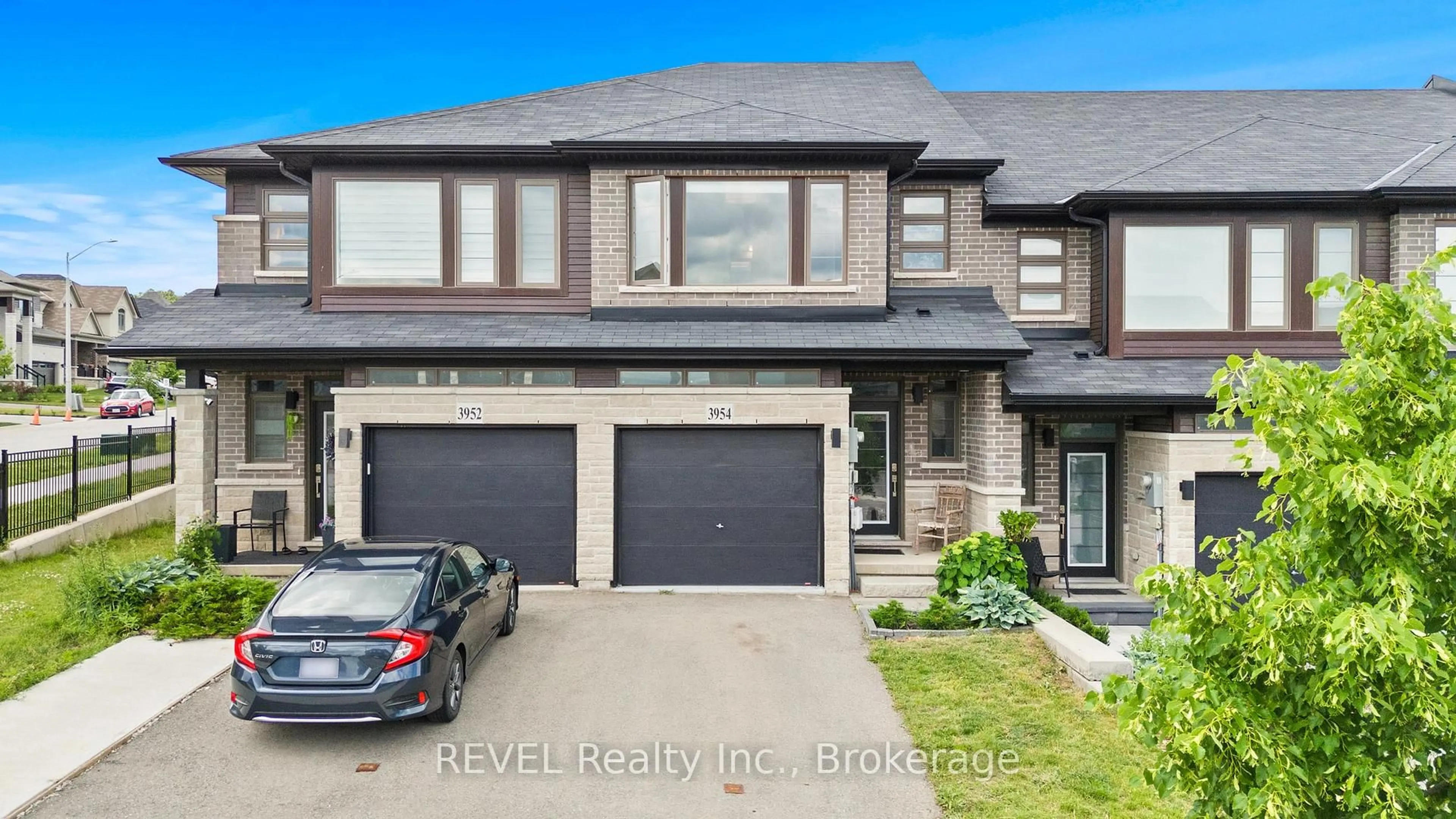 Home with brick exterior material, street for 3954 Crown St, Lincoln Ontario L3J 0T1