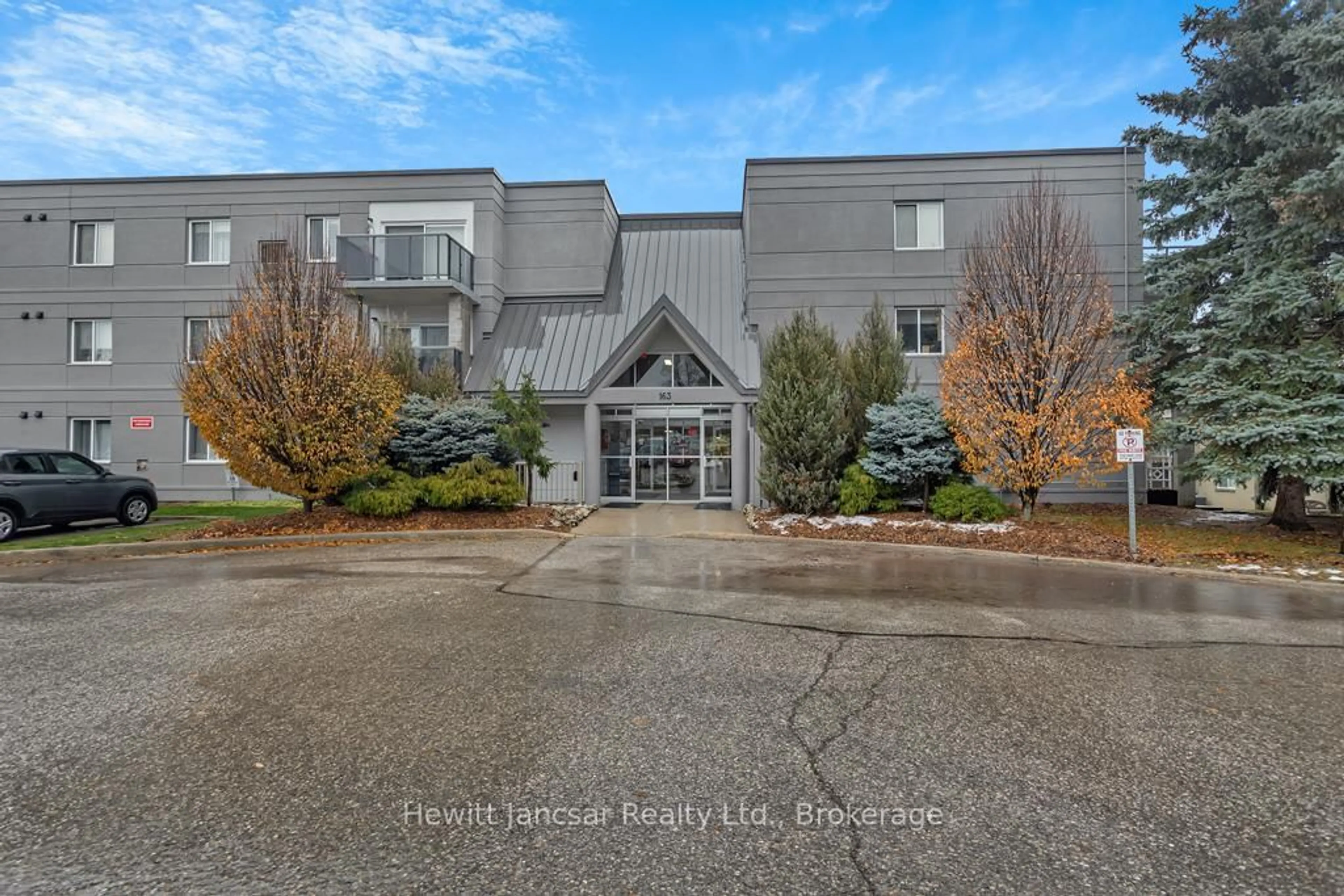 Indoor foyer for 163 FERGUSON Dr #302, Woodstock Ontario N4V 1B1