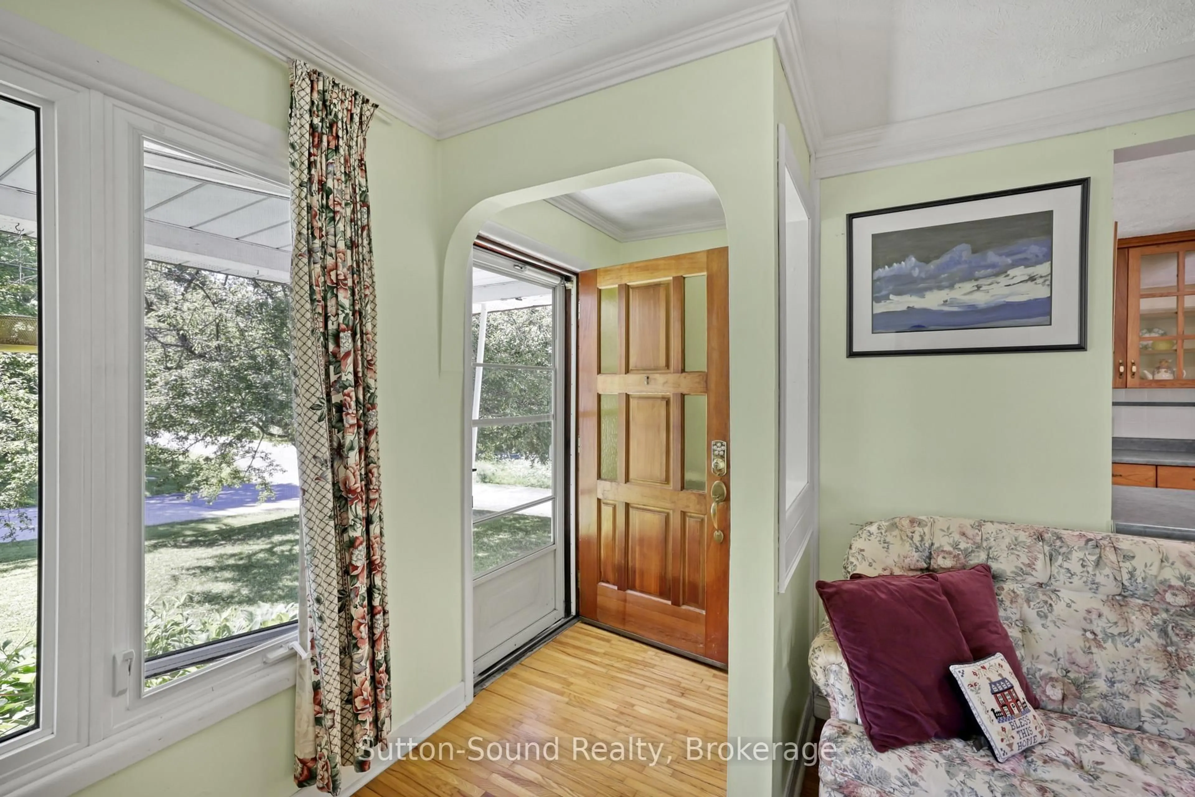 Indoor entryway for 2204 7th Ave, Owen Sound Ontario N4K 5L7