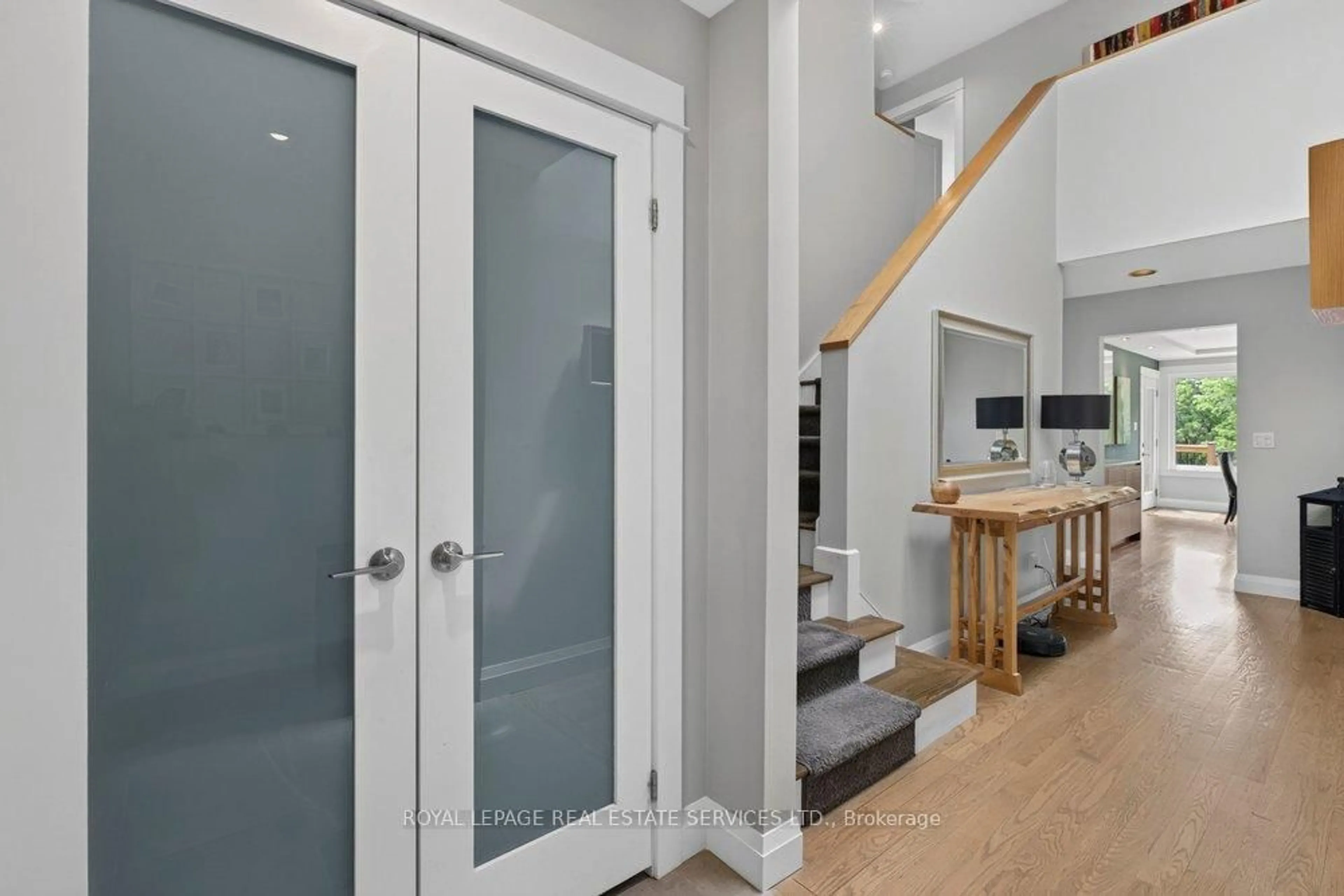 Indoor entryway for 17 Mckay Crt, Hamilton Ontario L9H 6P1