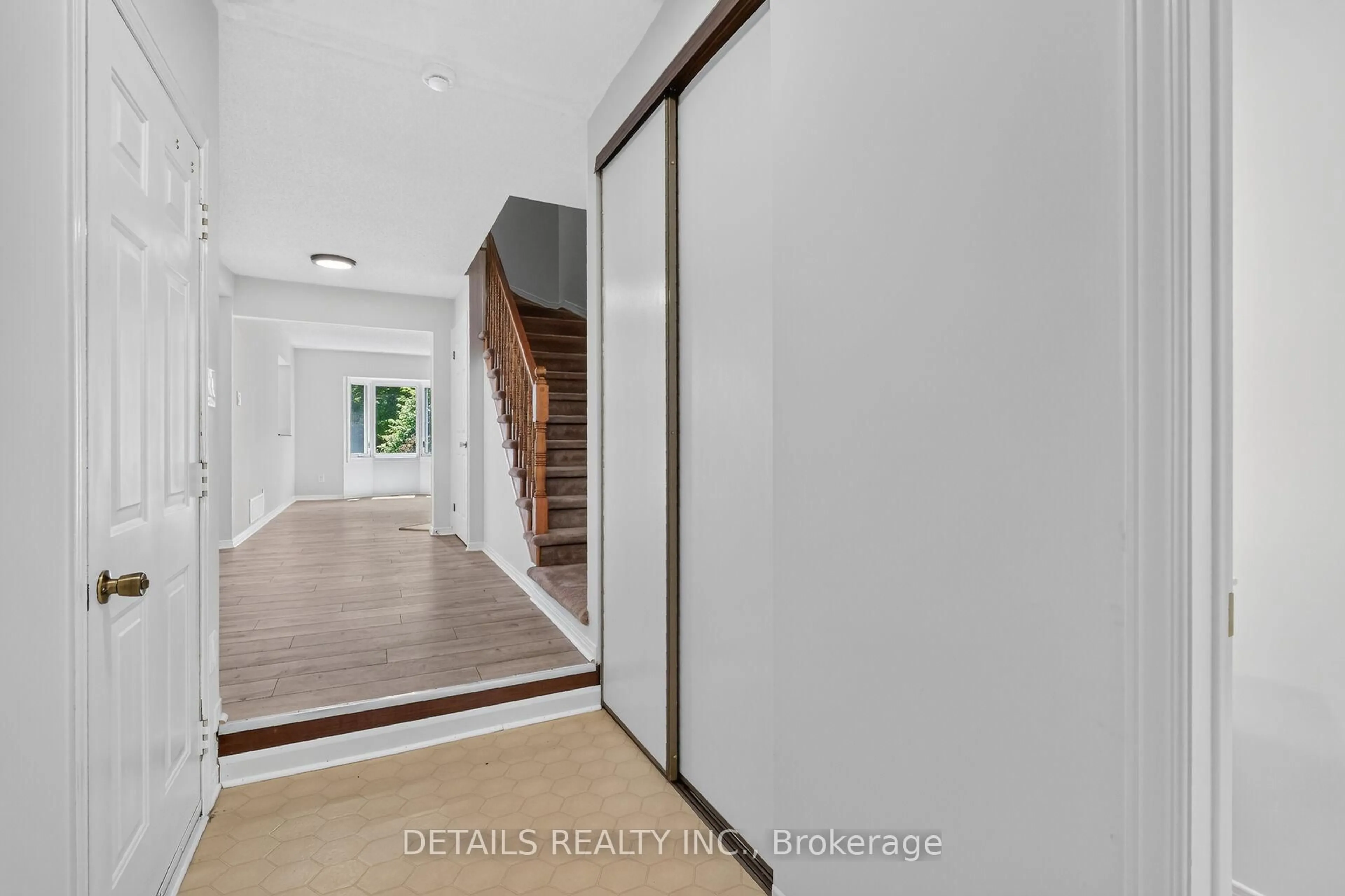 Indoor entryway for 122 Ashpark Cres, Ottawa Ontario K1T 3N6