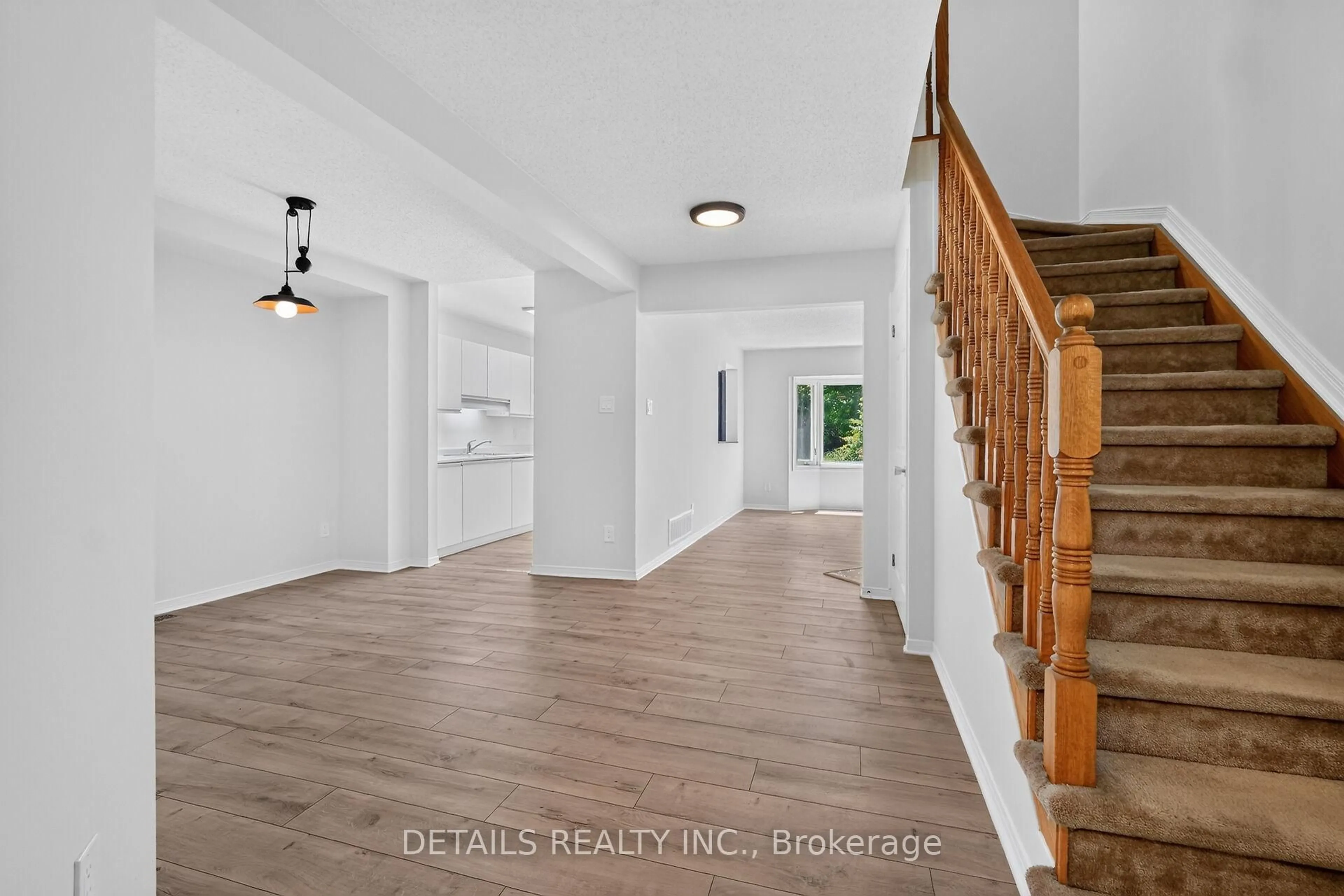 Indoor entryway for 122 Ashpark Cres, Ottawa Ontario K1T 3N6