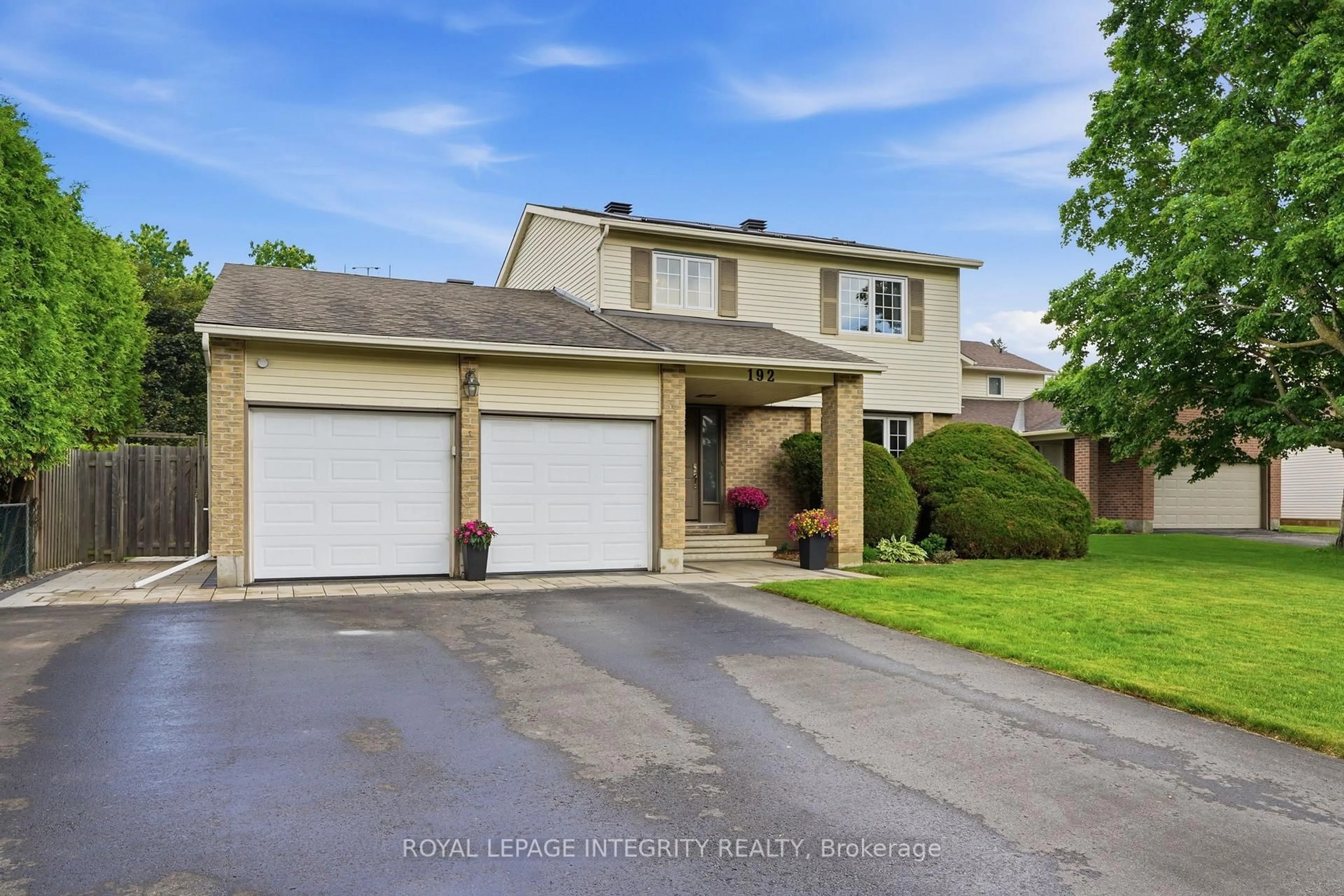 A pic from outside/outdoor area/front of a property/back of a property/a pic from drone, street for 192 Park Grove Dr, Ottawa Ontario K1E 2T1