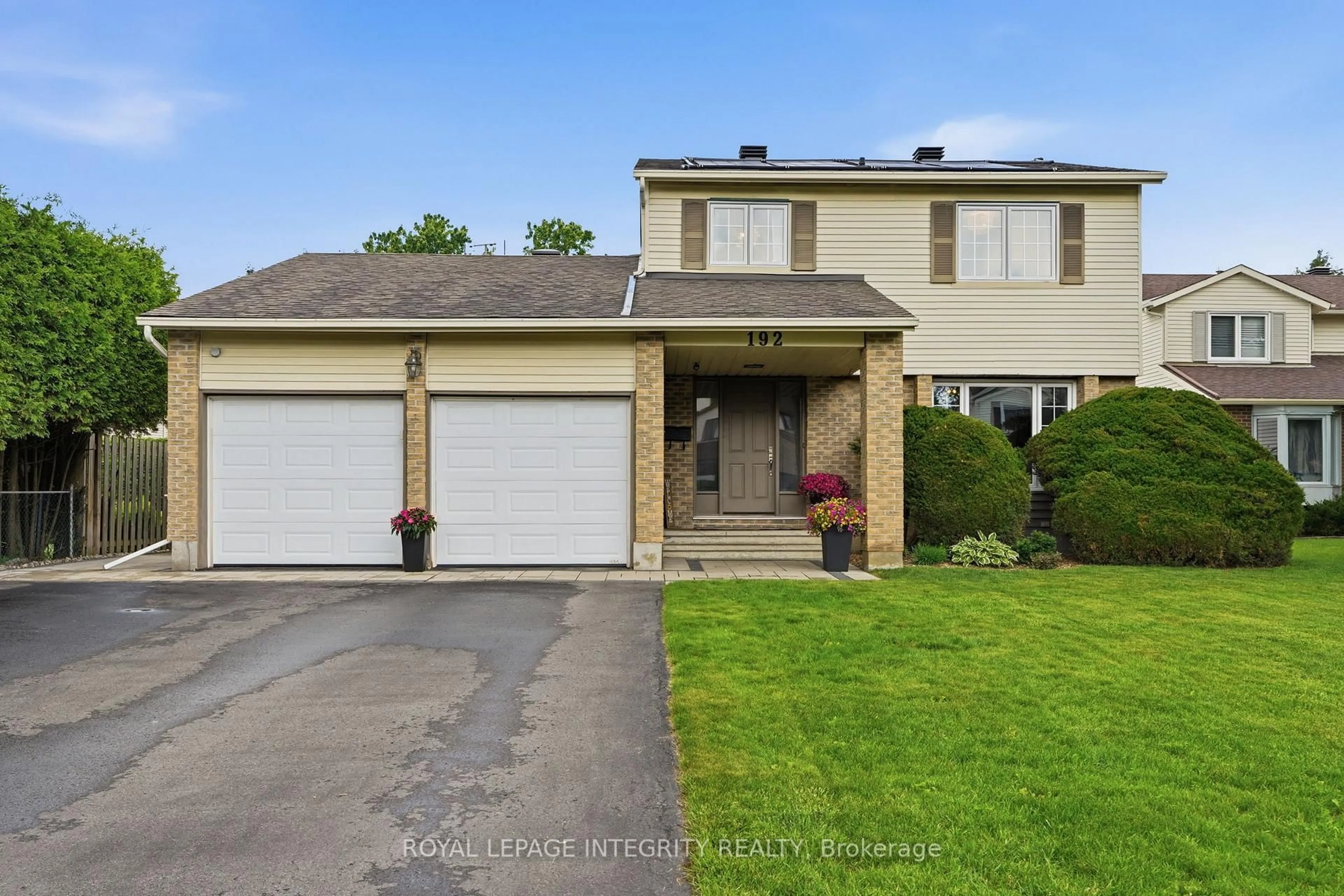 Home with vinyl exterior material, street for 192 Park Grove Dr, Ottawa Ontario K1E 2T1