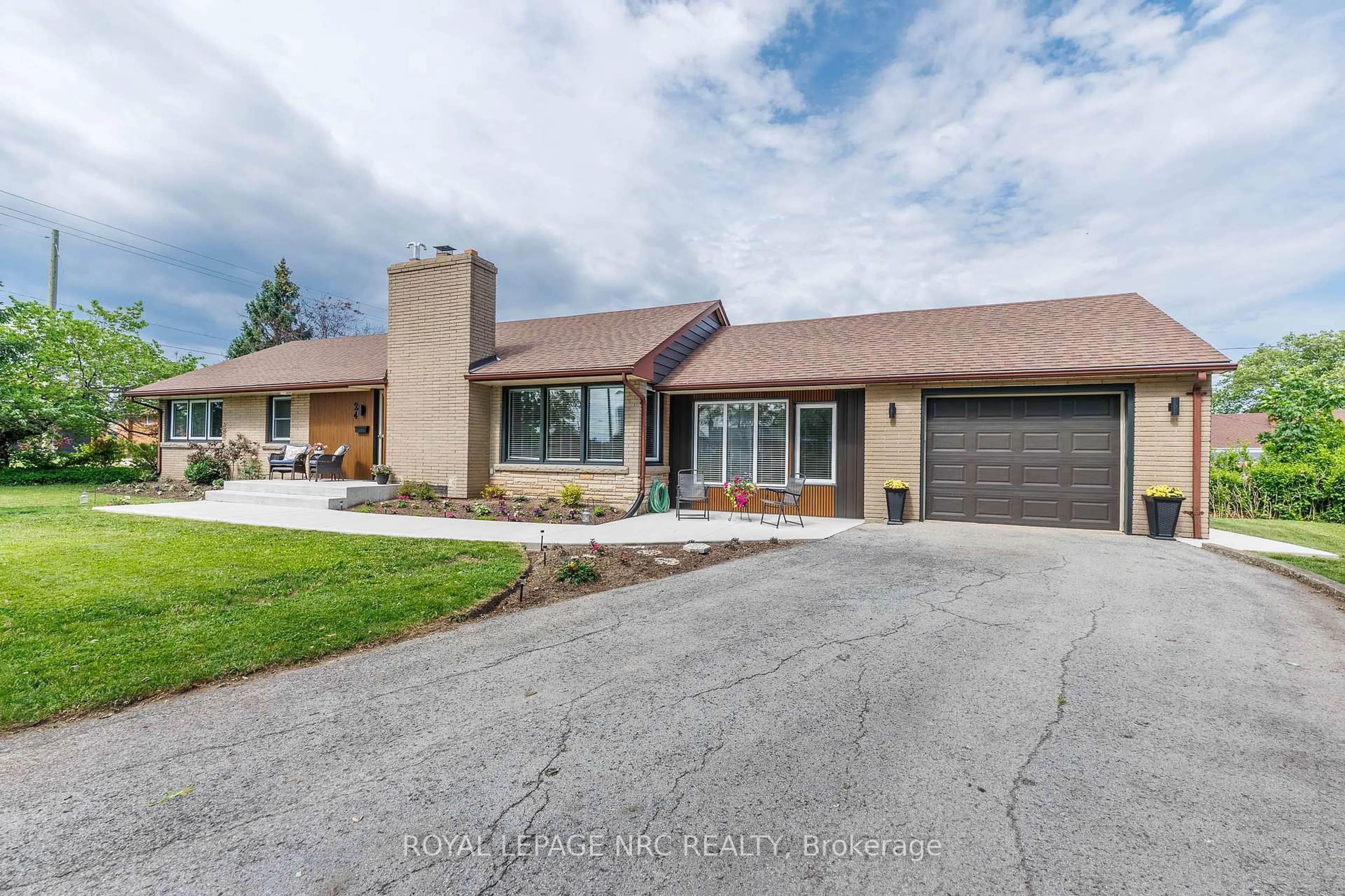 Home with brick exterior material, street for 24 Munro St, Thorold Ontario L2V 2V8