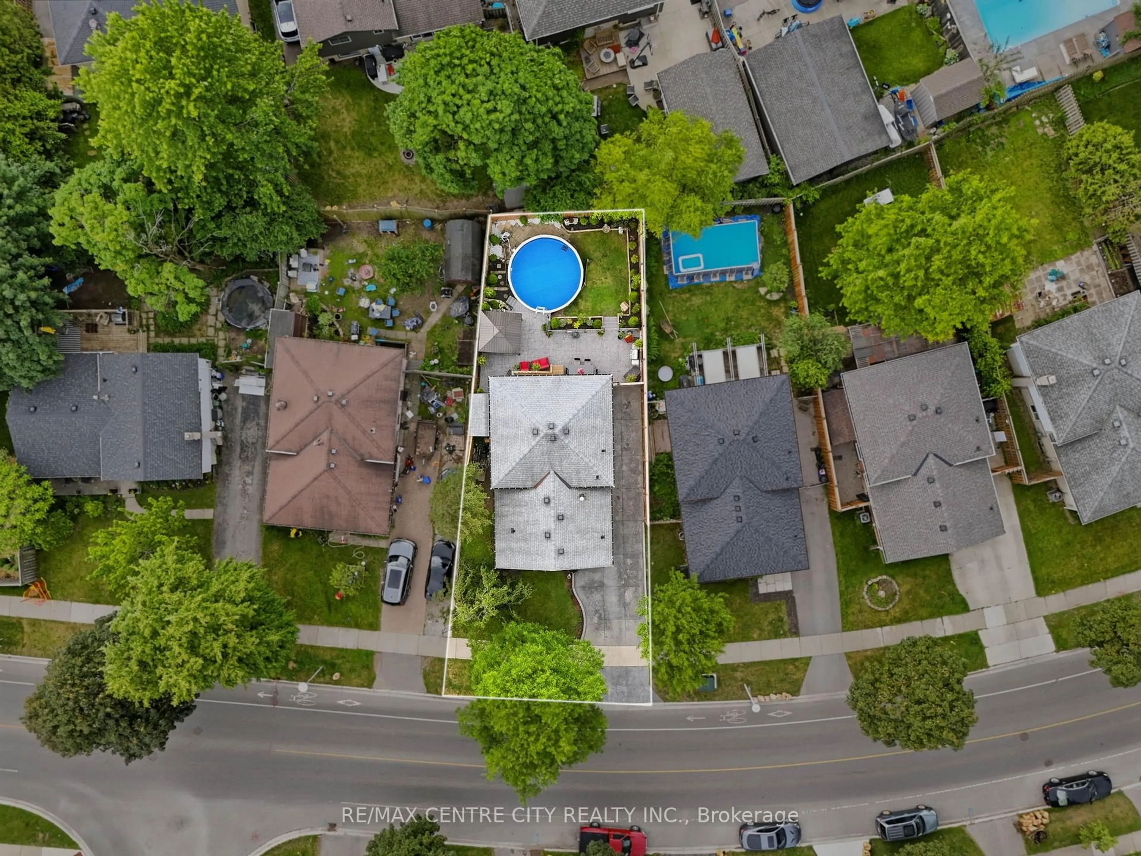 A pic from outside/outdoor area/front of a property/back of a property/a pic from drone, street for 419 Ferndale Ave, London South Ontario N6C 2Y9