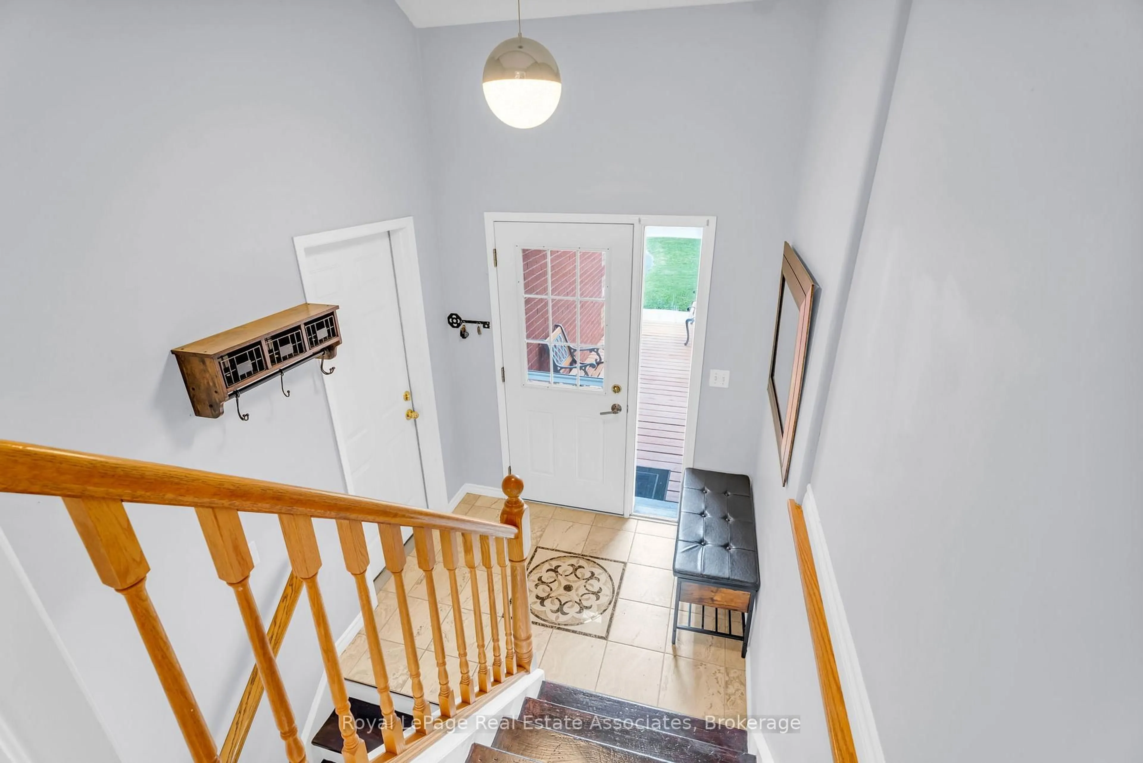Indoor foyer for 433 Greenwood St, Shelburne Ontario L9V 3B1