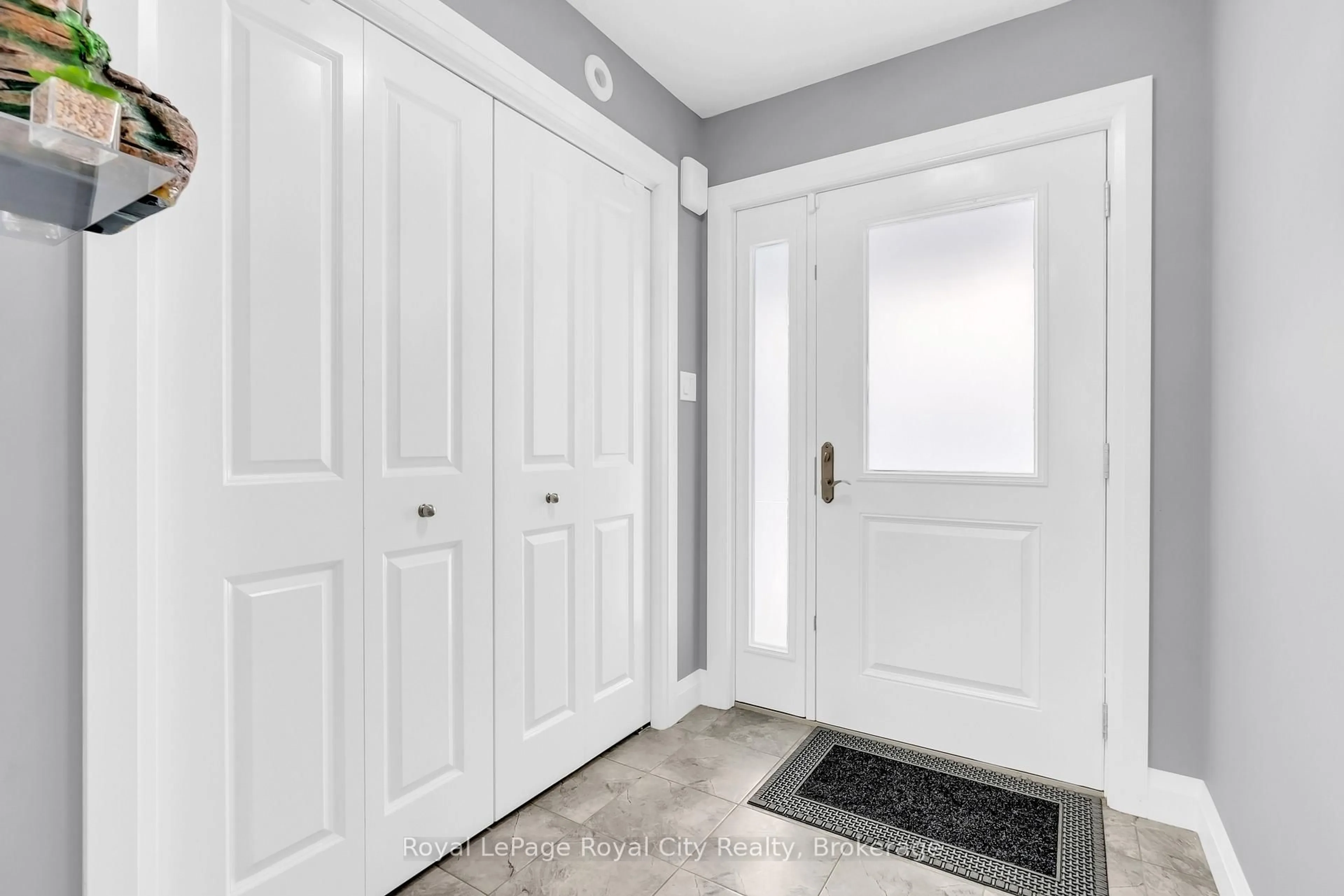 Indoor entryway for 181 Halls Dr, Centre Wellington Ontario N0B 1S0