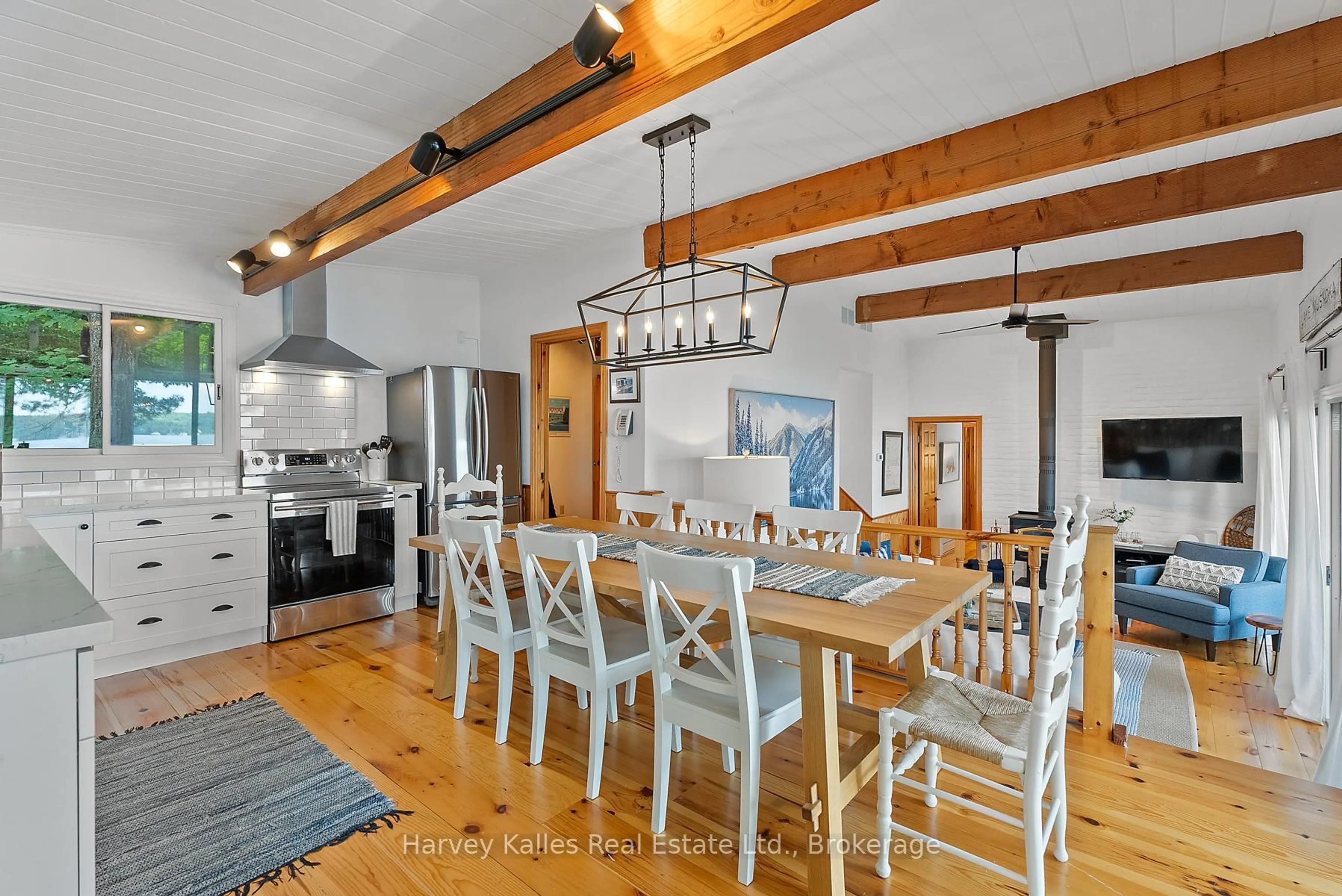 Open concept kitchen, wood/laminate floor for 1043 Muskoka Crescent Rd, Bracebridge Ontario P1L 1X2