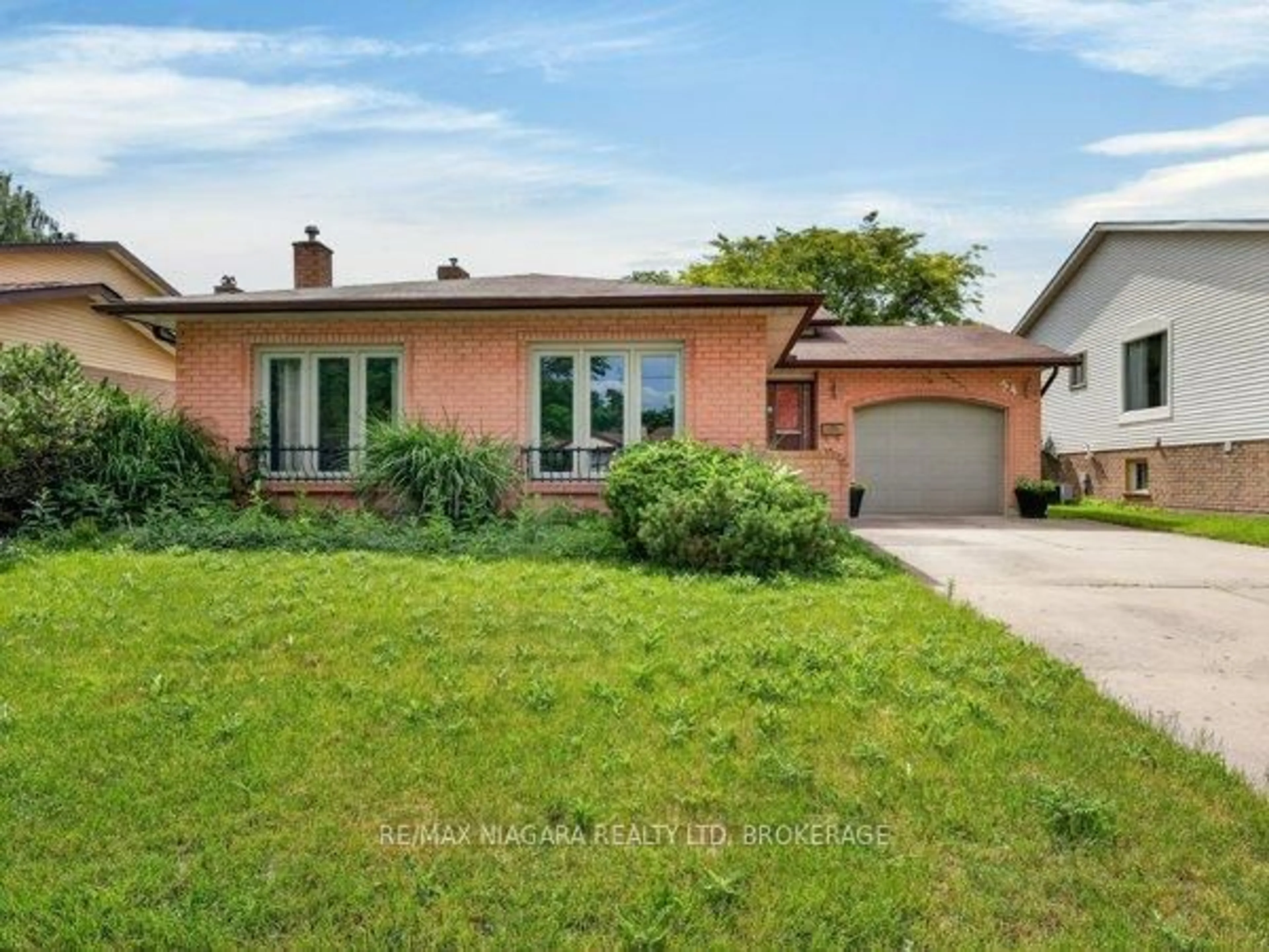 Home with brick exterior material, street for 34 Crestcombe Rd, St. Catharines Ontario L2S 2J4