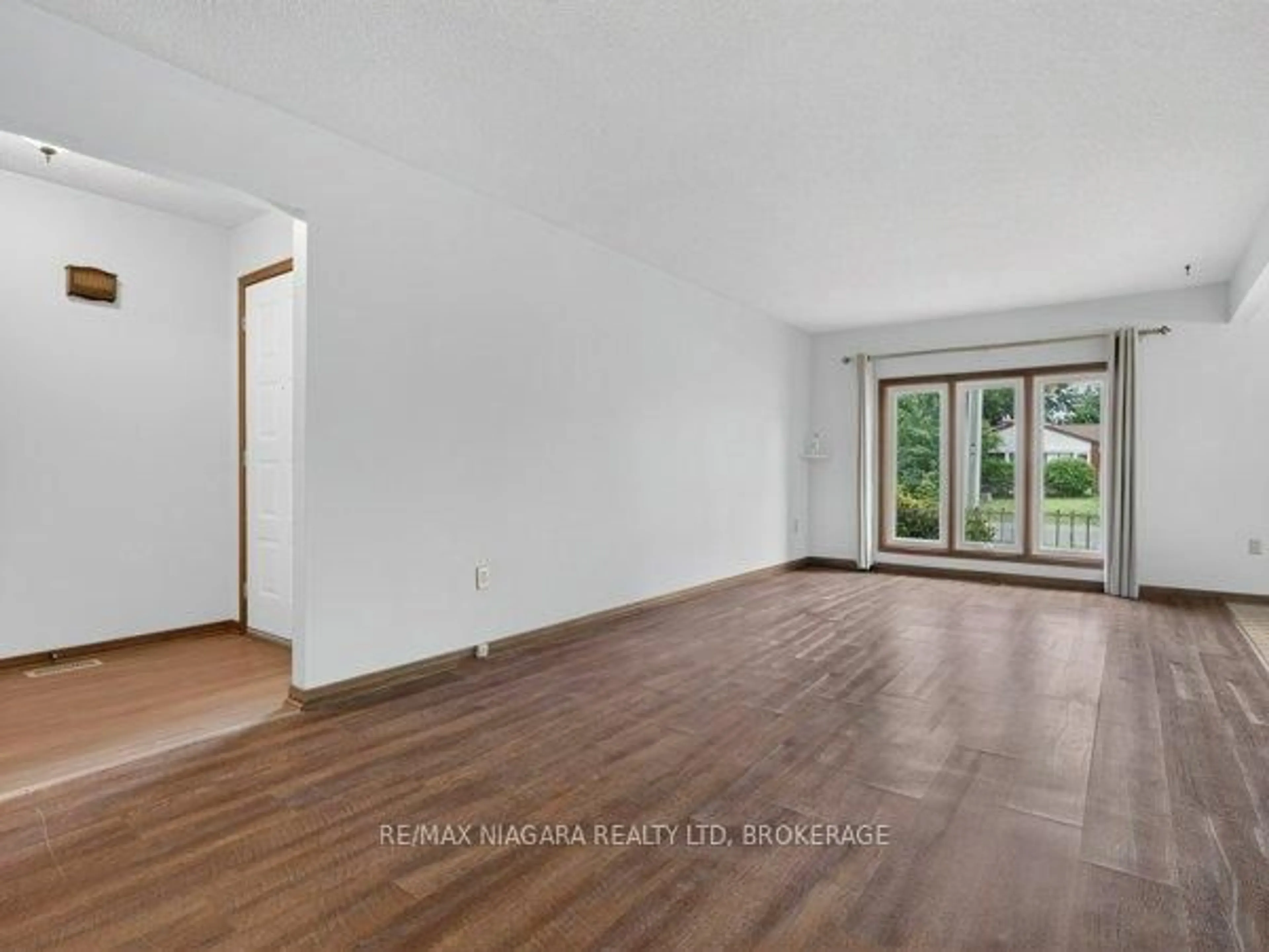 A pic of a room for 34 Crestcombe Rd, St. Catharines Ontario L2S 2J4
