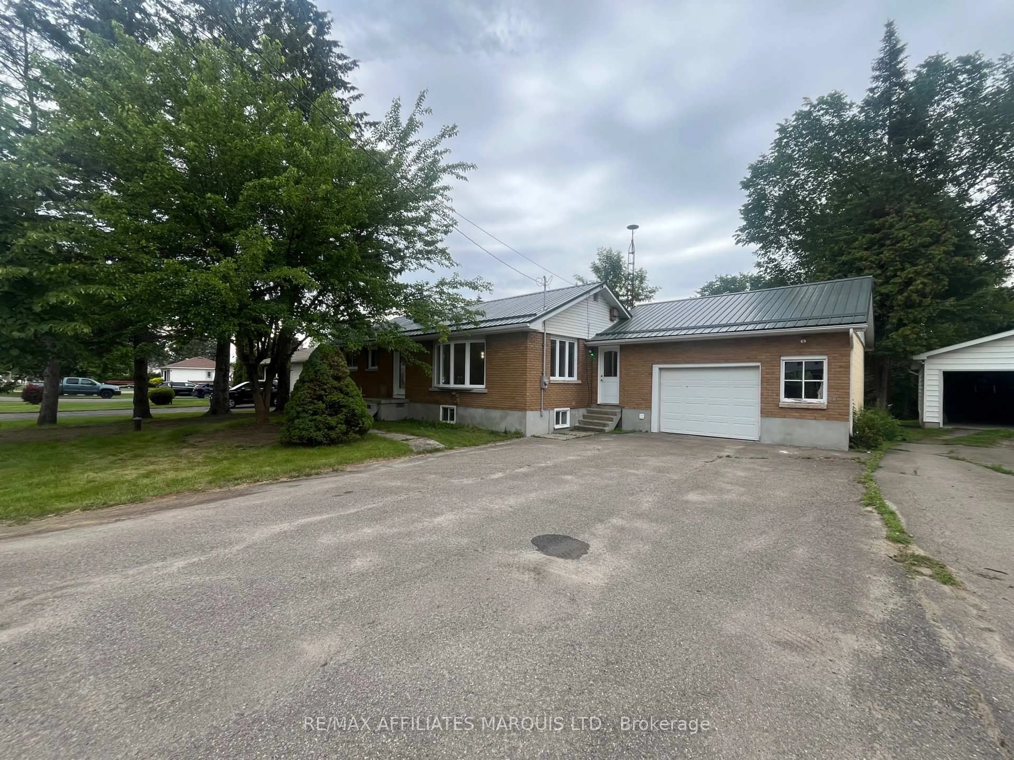 A pic from outside/outdoor area/front of a property/back of a property/a pic from drone, street for 1065 County Rd 15 St, Augusta Ontario K6V 5T1