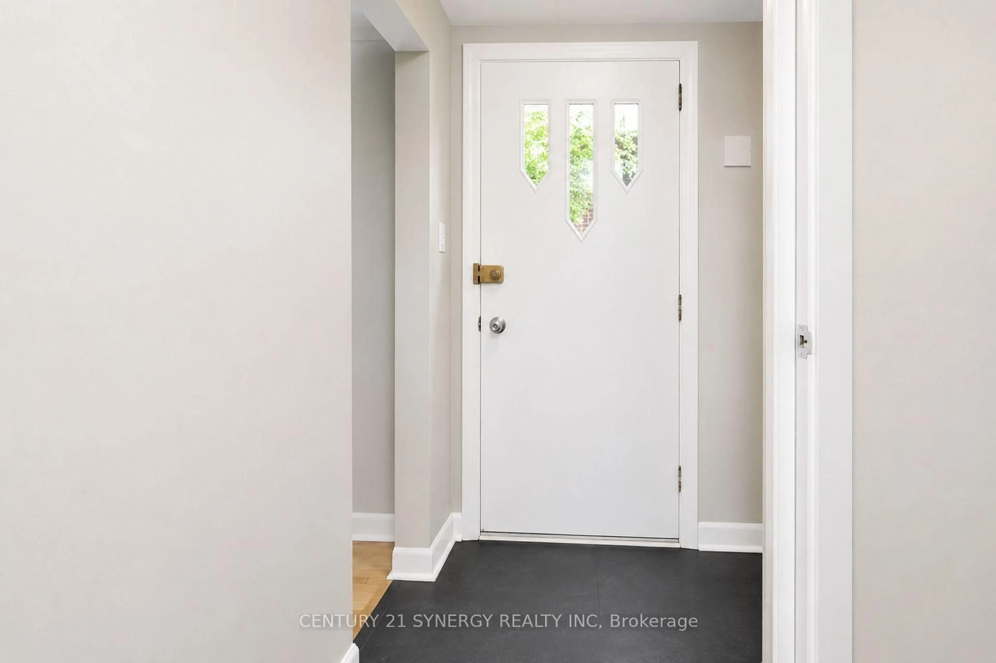 Indoor entryway for 1308 Erindale Dr, Ottawa Ontario K2C 2G4