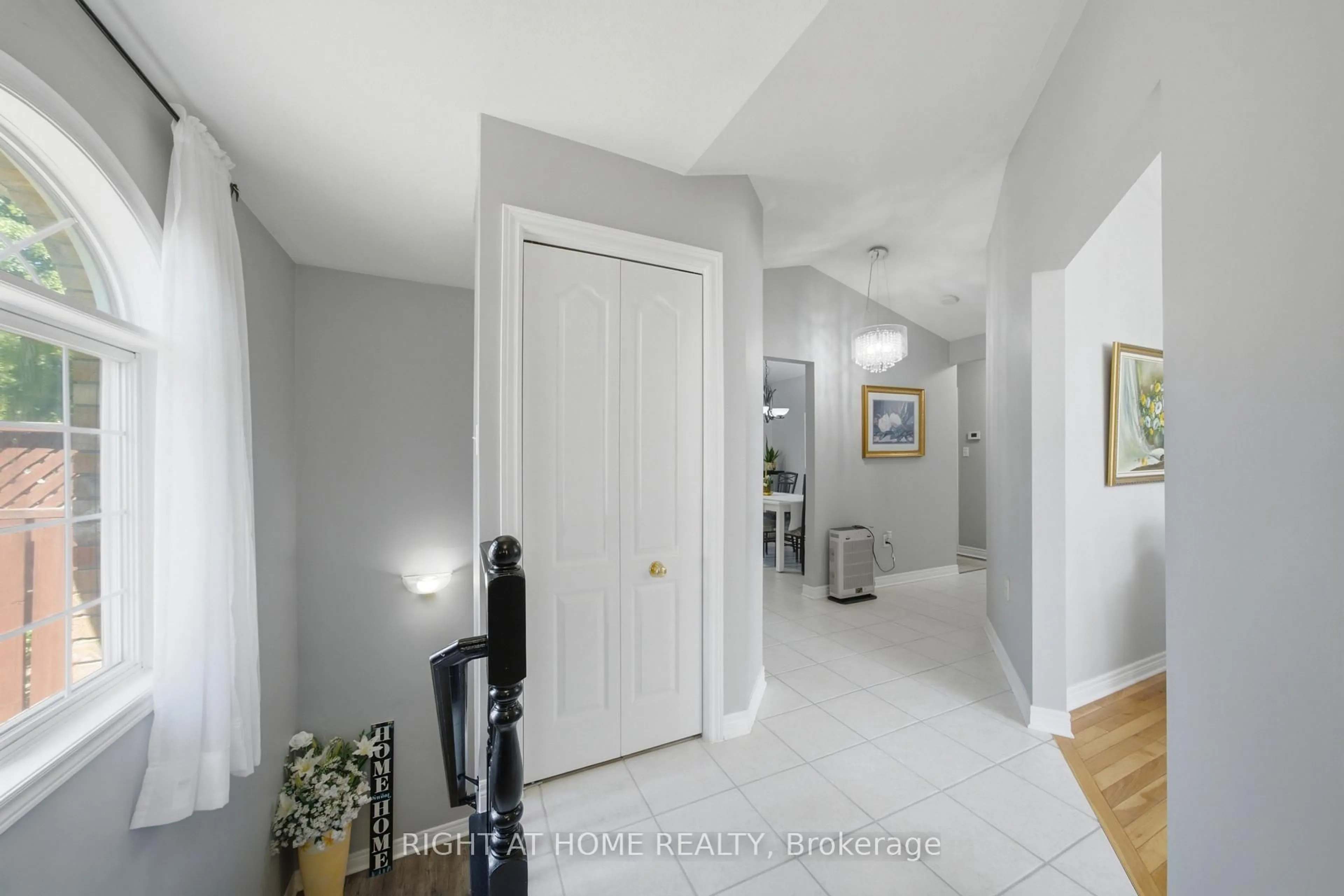 Indoor entryway for 7505 Nadia Crt, Niagara Falls Ontario L2J 4K6